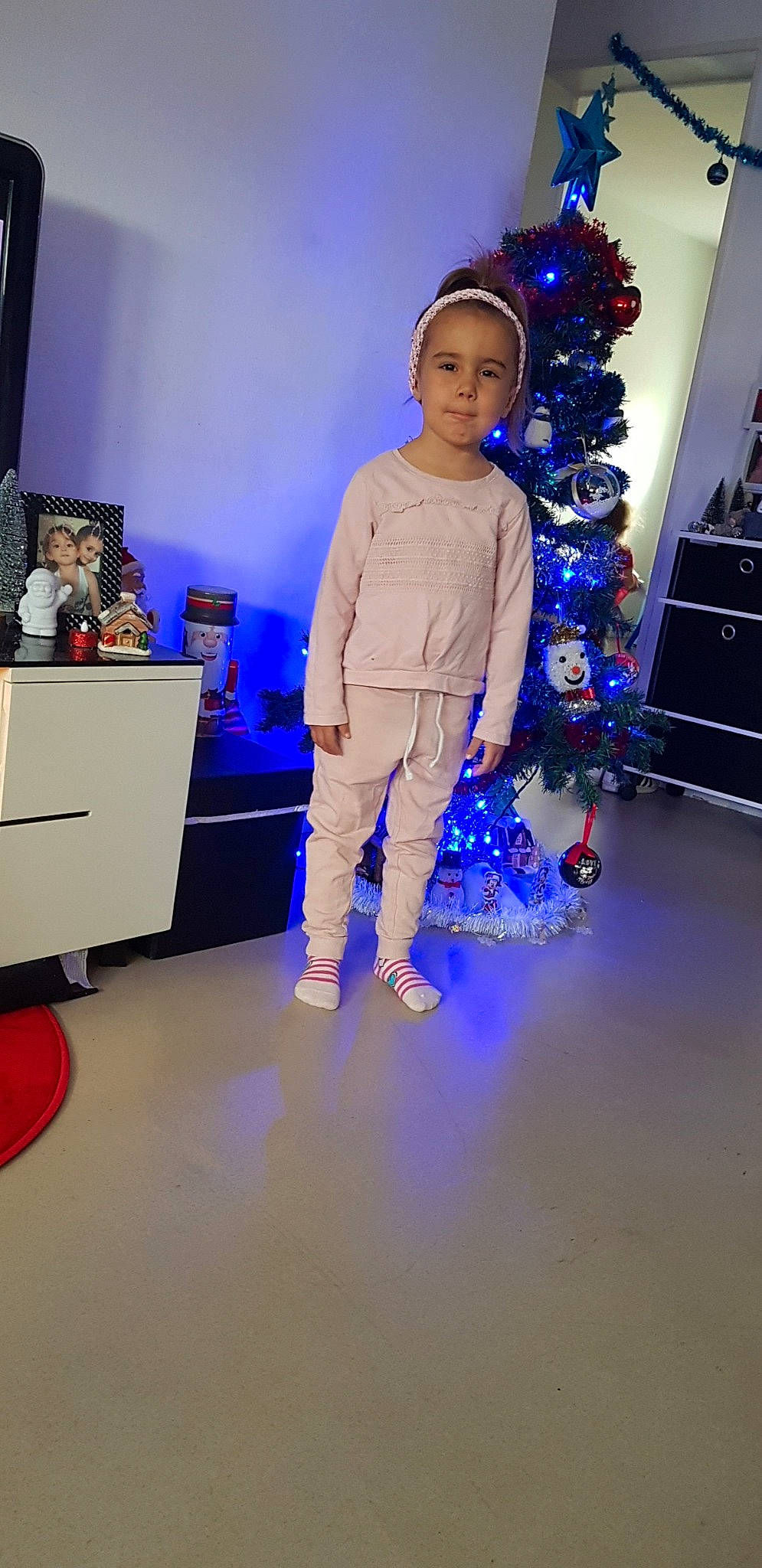 Shanna participe au concours pour gagner de l'argent avec cette photo : blue, child, design, event, fashion, floor, flooring, fun, girl, lighting, person, space, standing