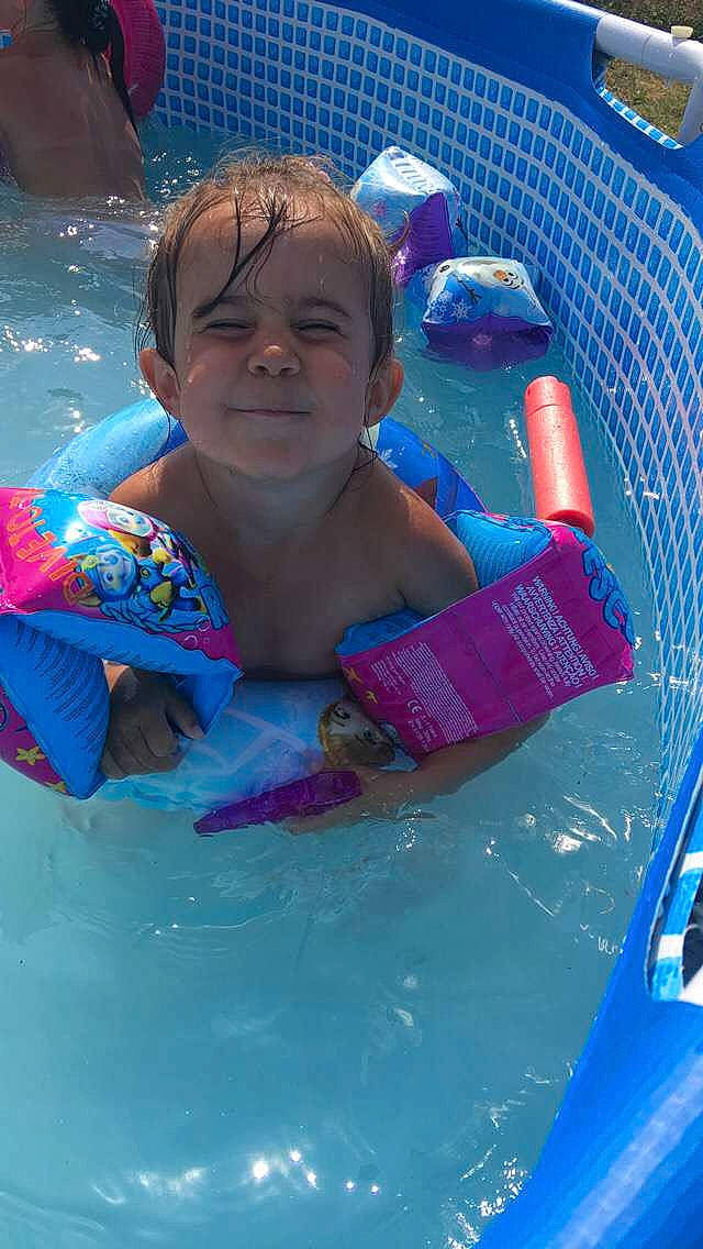 Shanna a rejoint le concours — aidez-le/la à gagner de superbes lots ! amusement_park, baby_float, bathing, blue, child, cool, fun, girl, leisure, person, play, product, recreation, summer, swimmer, swimming, swimming_pool, toddler, vacation, water