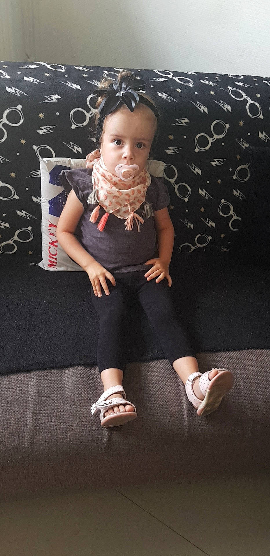 Zaina participe au concours pour gagner de l'argent avec cette photo : black, child, design, flooring, fun, girl, joint, leg, pattern, person, shoulder, sitting, smile