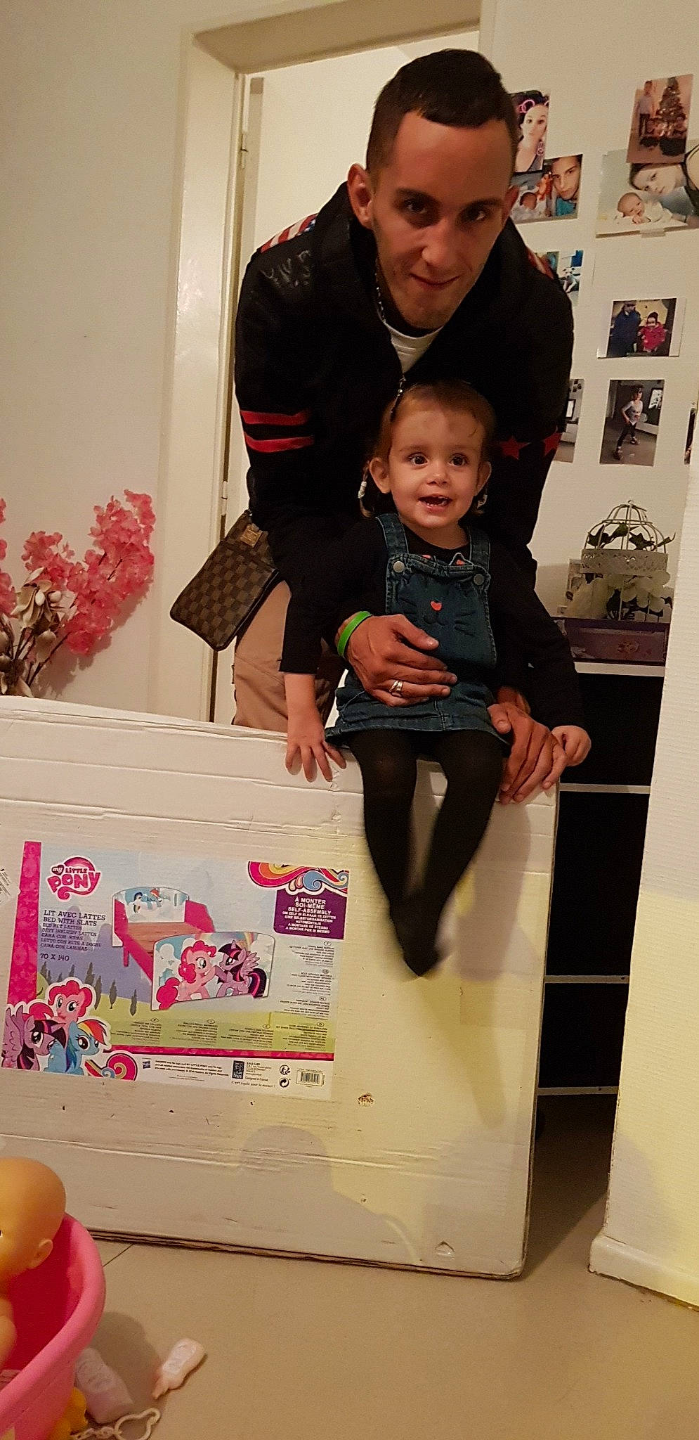 Zaina a rejoint le concours — aidez-le/la à gagner de superbes lots ! child, design, fun, furniture, girl, headwear, person, pink, product, skin, textile, toddler