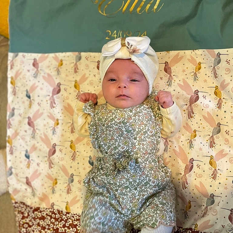 Ellia a rejoint le concours — aidez-le/la à gagner de superbes lots ! animal, baby, bird, blanket, bonnet, cap, clothing, cushion, face, flag, furniture, hat, head, newborn, people, person, photography, portrait, quilt, sleeve