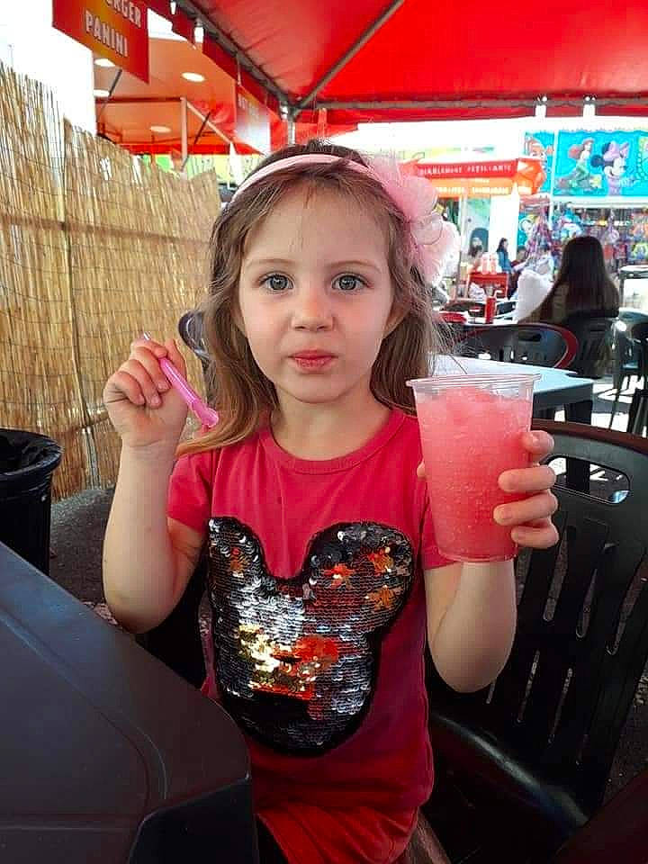 Luna a rejoint le concours — aidez-le/la à gagner de superbes lots ! arm, blue, clothing, daytime, eye, face, finger, fun, green, hair, head, human, lip, people, person, product, recreation, tourism, transport, vertebrate