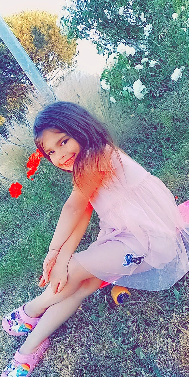 Nelÿà participe au concours pour gagner de l'argent avec cette photo : beauty, cool, dress, grass, hair, happy, human_leg, joy, leg, lip, long_hair, people_in_nature, person, photography, pink, plant, skin, smile, spring, summer