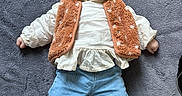 Rose a rejoint le concours — aidez-le/la à gagner de superbes lots ! baby, blanket, blue_jeans, child, clothing, cozy, cute, face, happy, head, indoor, infant, lying_down, orange_vest, portrait, small_hands, smiling, soft_texture, striped_socks, white_blouse