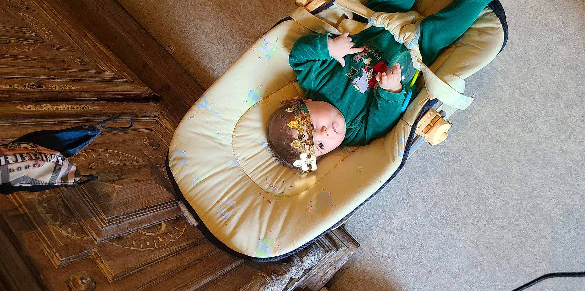 Enzo participe au concours pour gagner de l'argent avec cette photo : baby, baby_products, child, comfort, flooring, fun, happy, hardwood, human_leg, leisure, person, recreation, room, sandal, shorts, sitting, thigh, toddler, vacation, wood