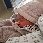 Izac participe au concours pour gagner de l'argent avec cette photo : newborn, baby, sleeping, blanket, hat, hospital, incubator, cozy, infant, child, portrait, closeup, soft, cute, peaceful, wrapped, bed, resting, warm, healthcare