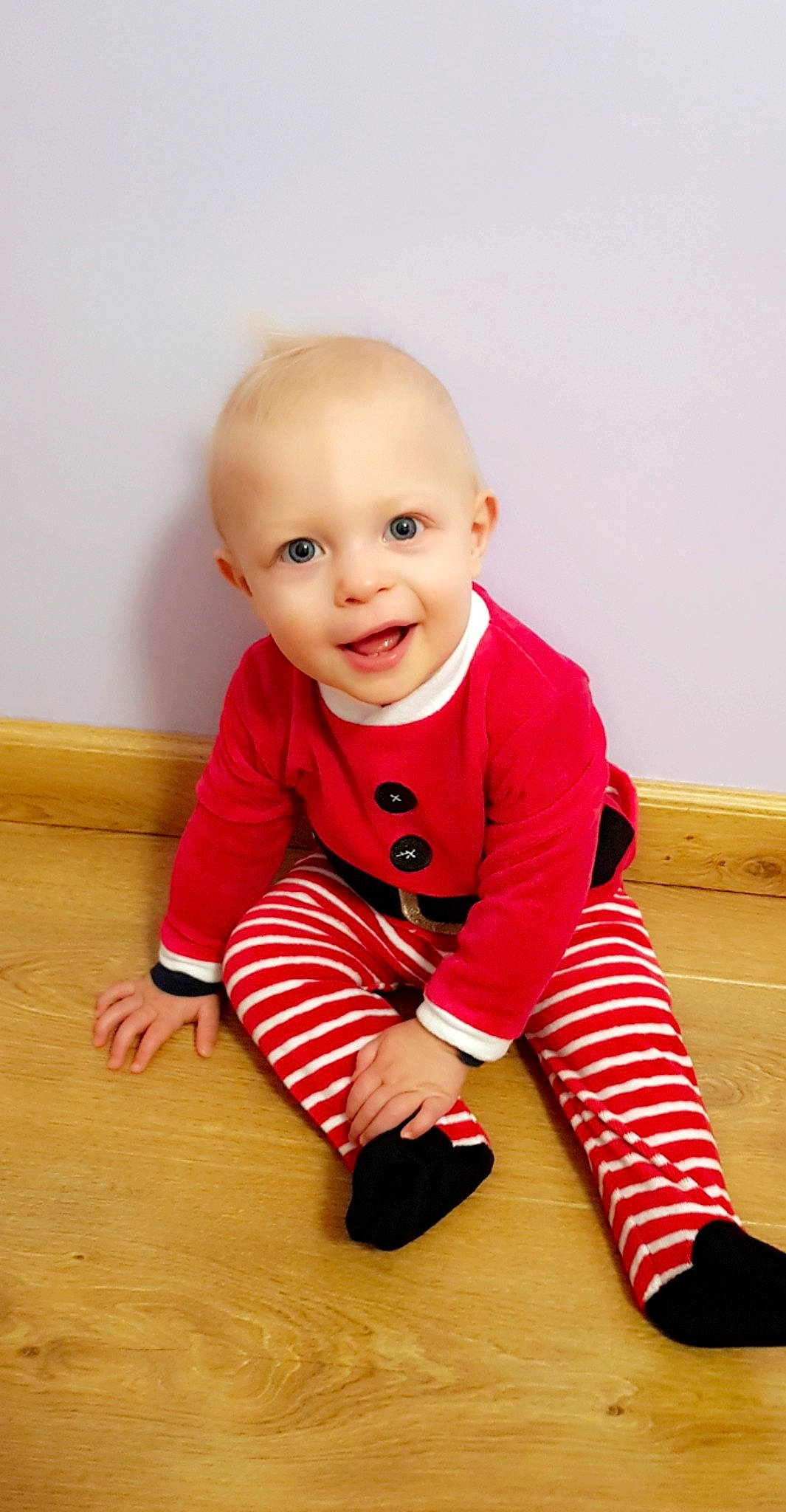 Elias a rejoint le concours — aidez-le/la à gagner de superbes lots ! boy, child, flooring, fun, girl, infant, leg, organ, person, play, red, sitting, skin, smile, standing, textile, toddler