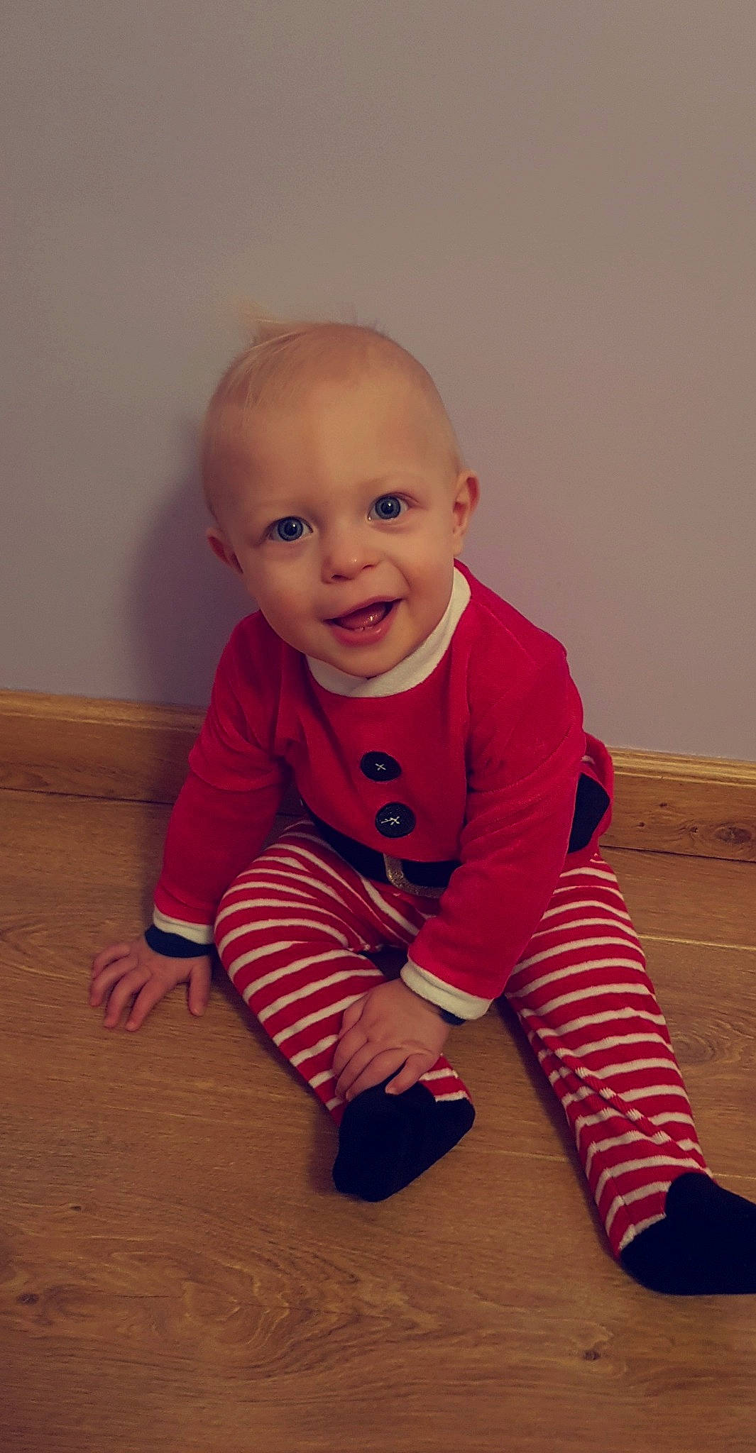 Elias participe au concours pour gagner de l'argent avec cette photo : boy, cheek, child, eye, facial_expression, floor, flooring, fun, girl, infant, organ, person, play, red, sitting, skin, smile, standing, textile, toddler