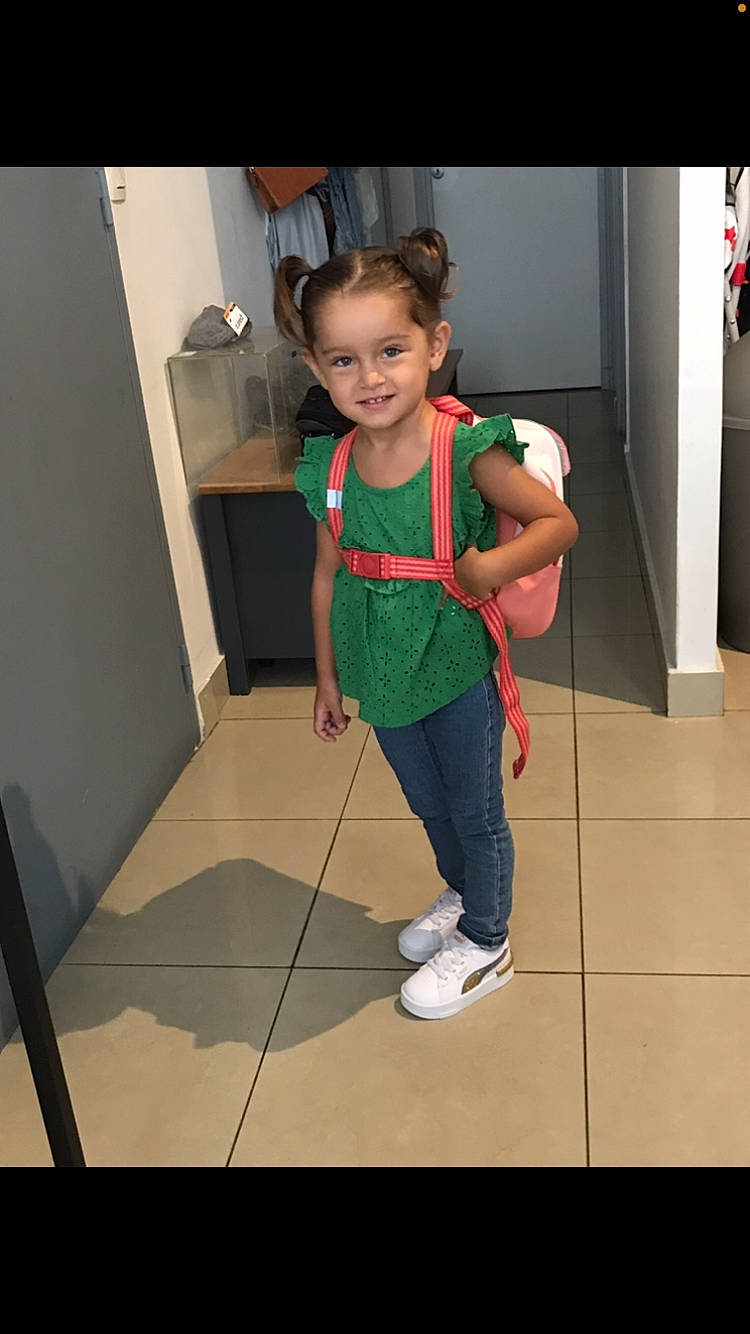 Mélia participe au concours pour gagner de l'argent avec cette photo : baby, baby_toddler_clothing, bag, child, cleanliness, costume, floor, flooring, fun, happy, joy, leg, leisure, luggage_and_bags, person, room, sleeve, smile, t_shirt, toddler
