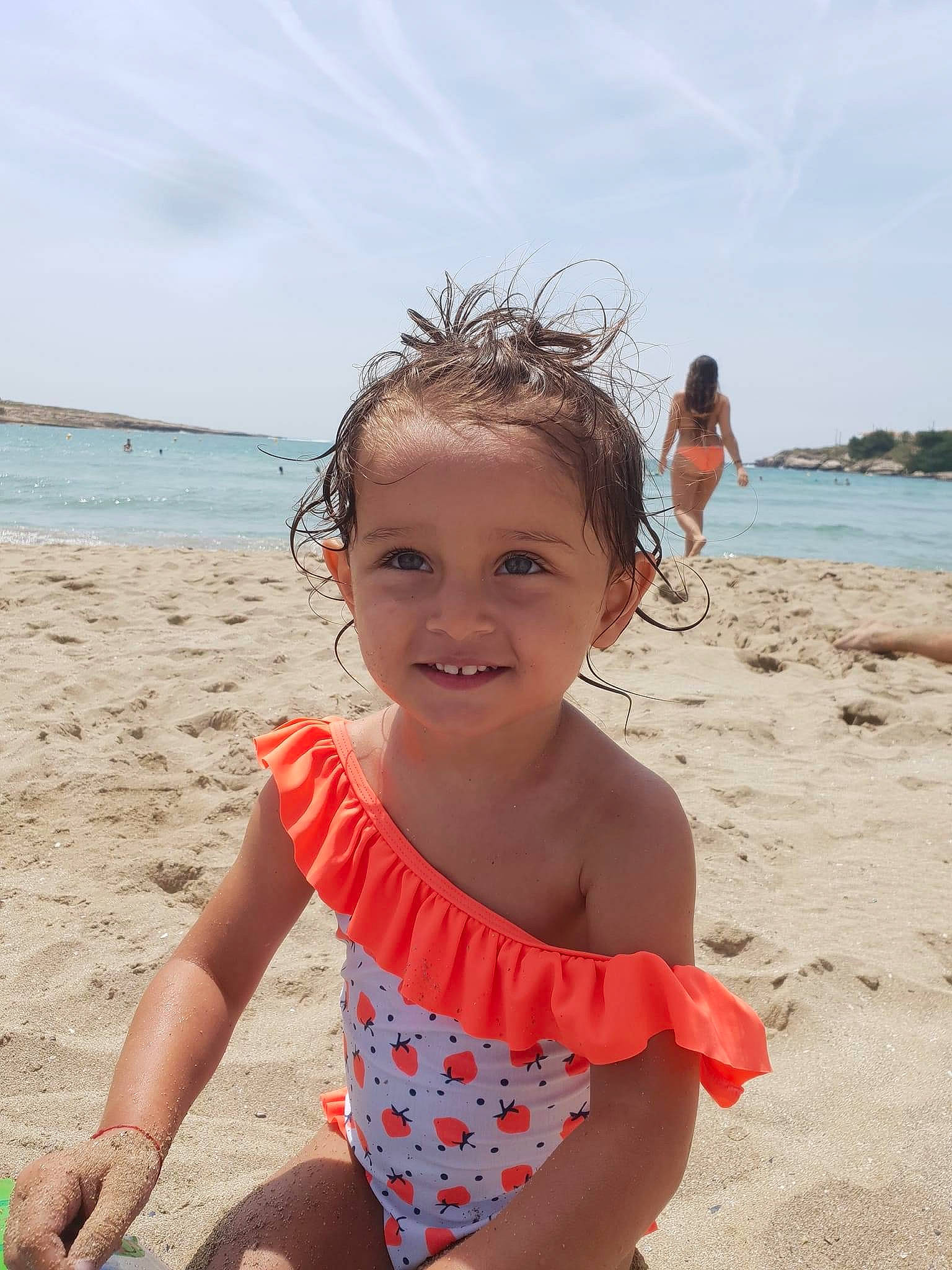 Mélia participe au concours pour gagner de l'argent avec cette photo : azure, beach, cloud, fun, hairstyle, happy, head, holiday, joy, leisure, people_on_beach, person, sand, skin, sky, smile, summer, swimwear, toddler, travel