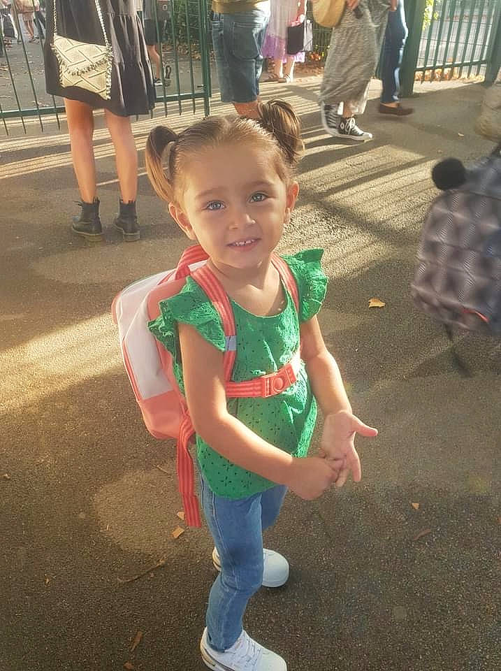 Mélia a rejoint le concours — aidez-le/la à gagner de superbes lots ! clothing, event, footwear, fun, grass, happy, human_body, joint, joy, leg, leisure, person, public_space, recreation, road, shoe, shorts, sidewalk, sneakers, t_shirt