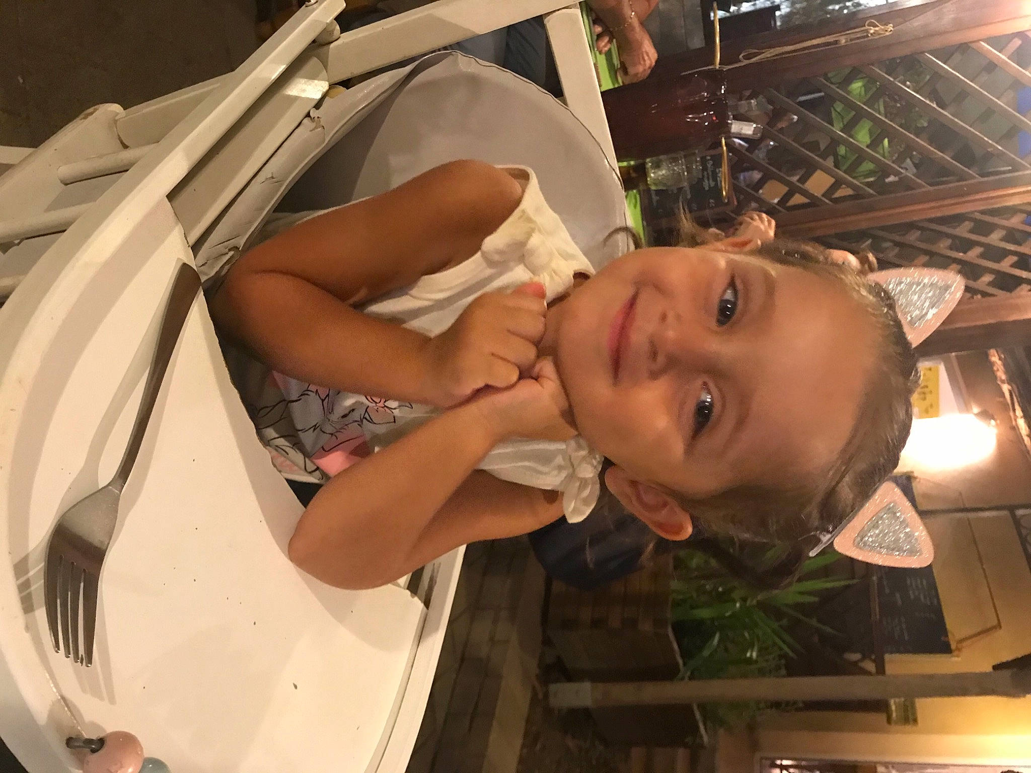 Mélia a rejoint le concours — aidez-le/la à gagner de superbes lots ! auto_part, automotive_design, automotive_exterior, automotive_lighting, automotive_window_part, bumper, child, family_car, fun, glass, happy, hat, hood, joy, motor_vehicle, mouth, person, smile, toddler, trunk