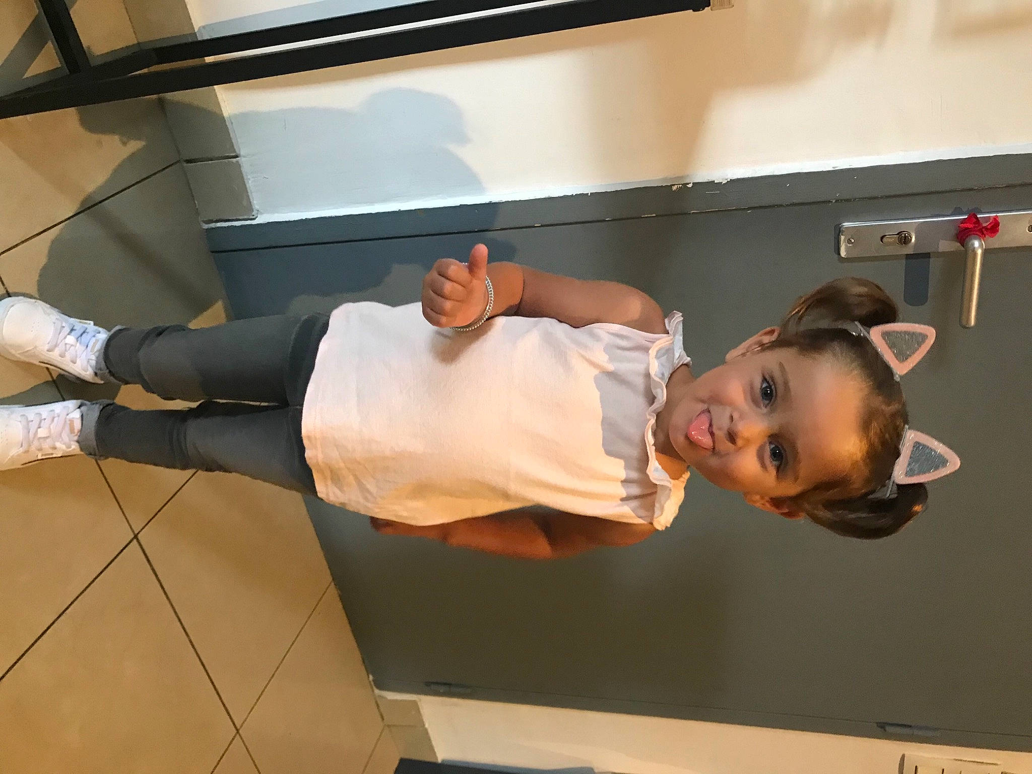 Mélia a rejoint le concours — aidez-le/la à gagner de superbes lots ! balance, cleanliness, comfort, elbow, flooring, fun, human_leg, knee, leg, person, physical_fitness, room, shorts, smile, sock, sportswear, t_shirt, thigh, toddler, wrist