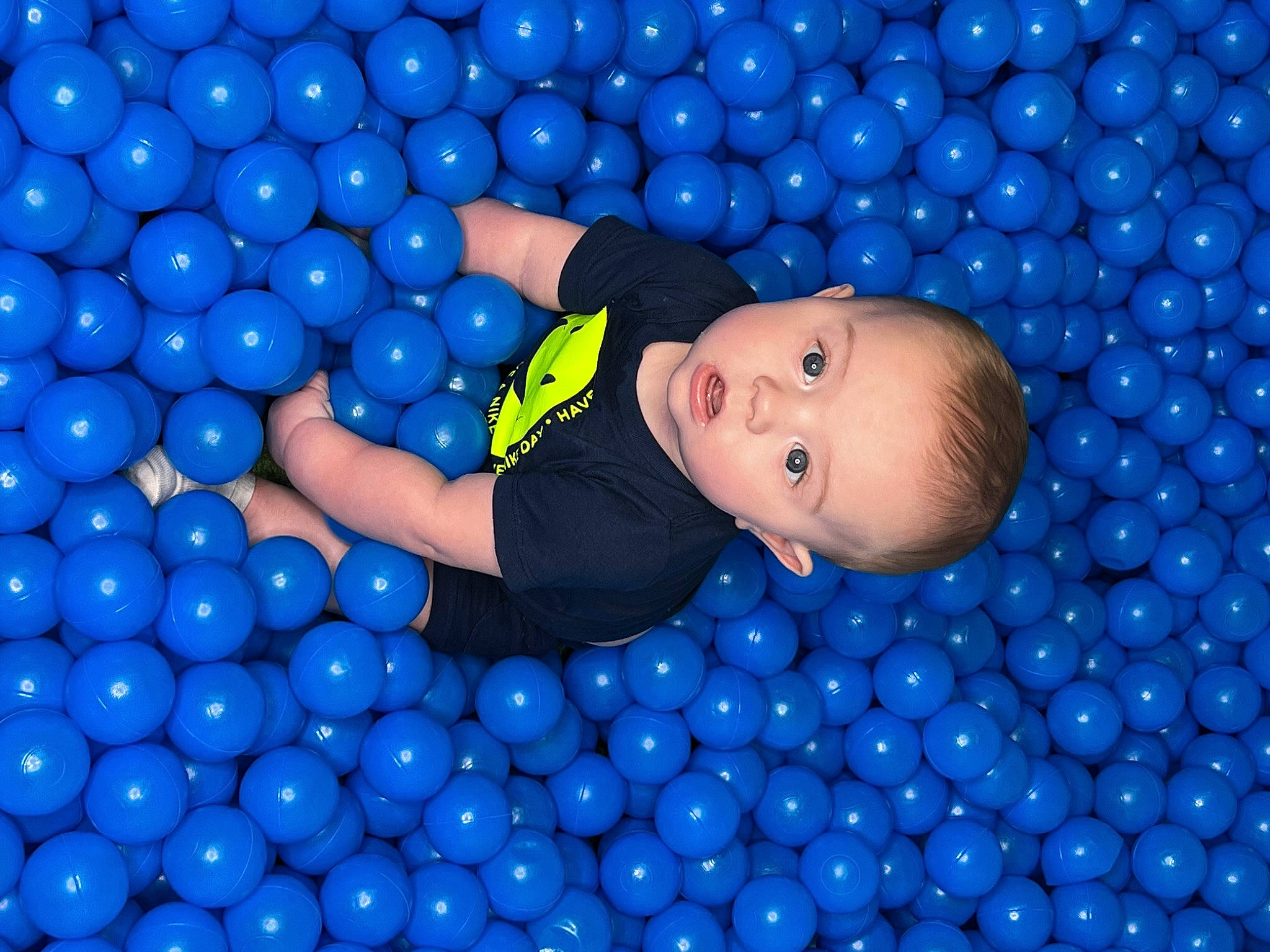 Elzo is registered to the contest to win money with this photo: aqua, azure, baby, ball_pit, blue, child, circle, electric_blue, flash_photography, fun, happy, leisure, light, pattern, people_in_nature, person, photograph, smile, symmetry, toddler