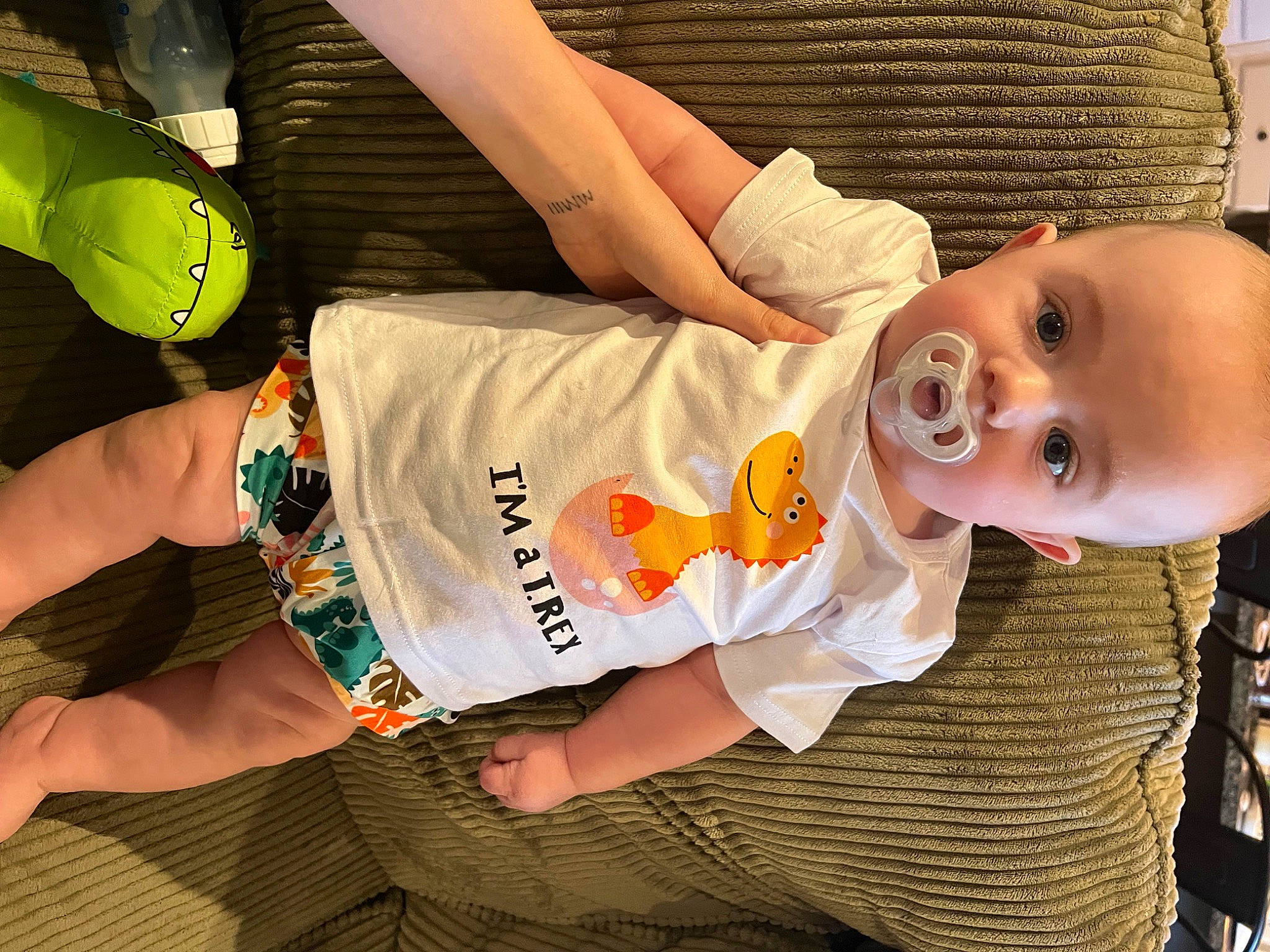 Elzo is registered to the contest to win money with this photo: abdomen, arm, baby_toddler_clothing, chest, elbow, finger, fun, hand, happy, human_body, joint, knee, leg, muscle, person, shorts, sleeve, thigh, toddler, trunk