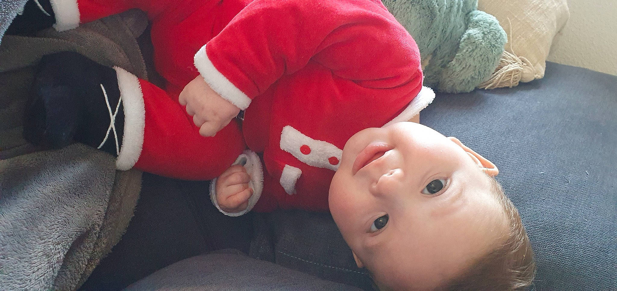 Liam participe au concours pour gagner de l'argent avec cette photo : arm, comfort, elbow, eyelash, finger, gesture, hand, happy, human_body, joint, knee, leg, mouth, muscle, nail, nose, person, red, skin, textile