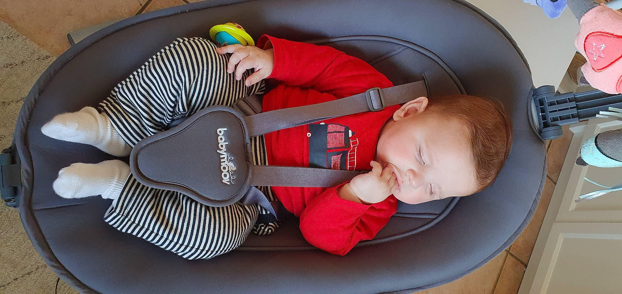 Liam a rejoint le concours — aidez-le/la à gagner de superbes lots ! arm, baby, baby_carriage, baby_in_car_seat, baby_products, baby_safety, baby_sleeping, baby_toddler_clothing, car_seat, child, comfort, elbow, finger, headgear, knee, lap, leg, person, product, sitting