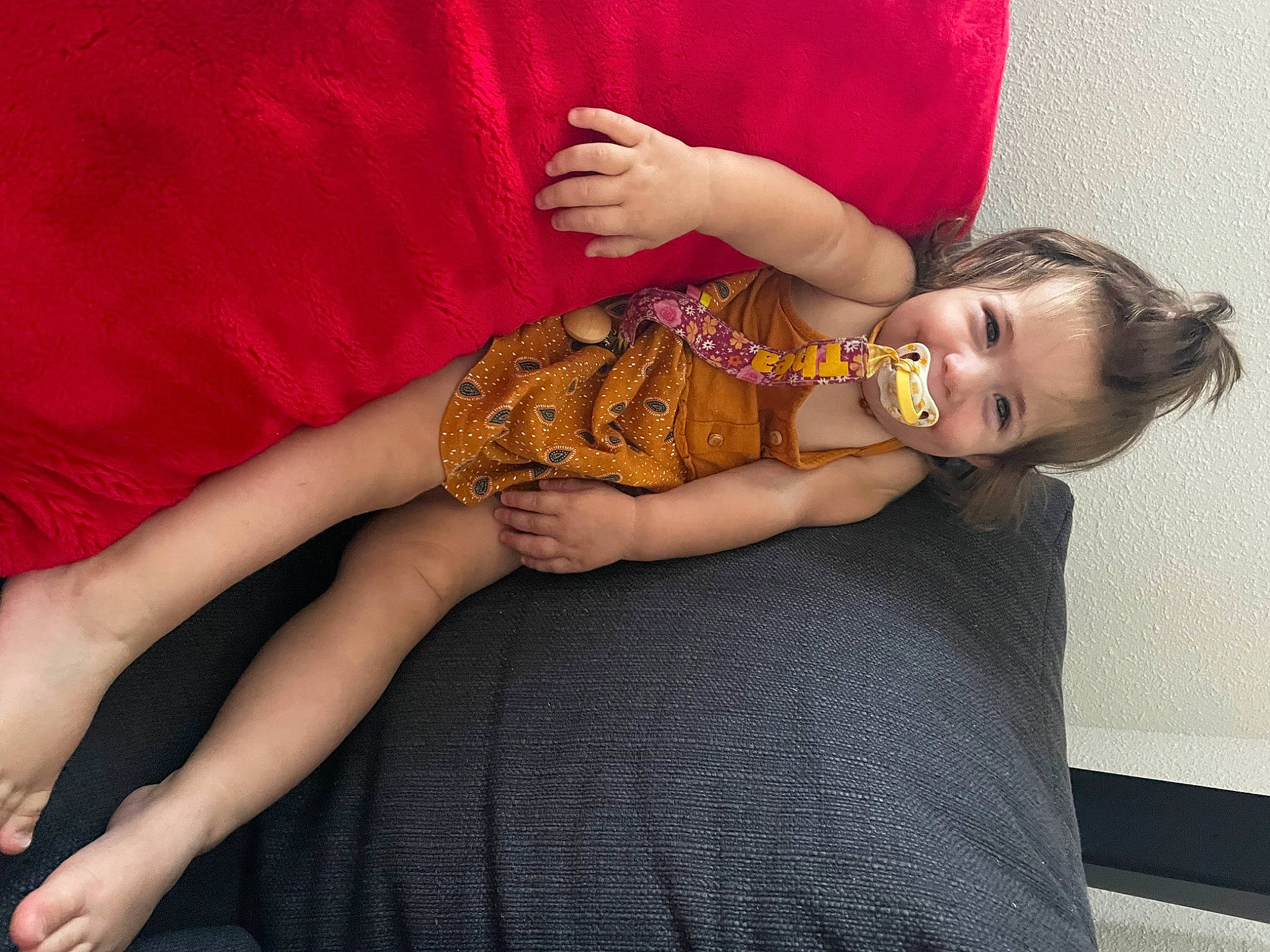 Théa participe au concours pour gagner de l'argent avec cette photo : baby, baby_toddler_clothing, comfort, day_dress, elbow, foot, human_leg, joint, joy, knee, lap, leg, neck, person, pink, shoulder, skin, sleeve, thigh, toddler