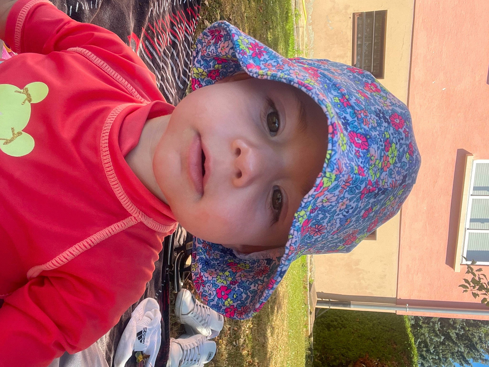 Théa a rejoint le concours — aidez-le/la à gagner de superbes lots ! baby, baby_toddler_clothing, child, eye, fun, grass, happy, hat, headwear, iris, leisure, lip, mouth, nose, pattern, person, pink, plant, smile, toddler
