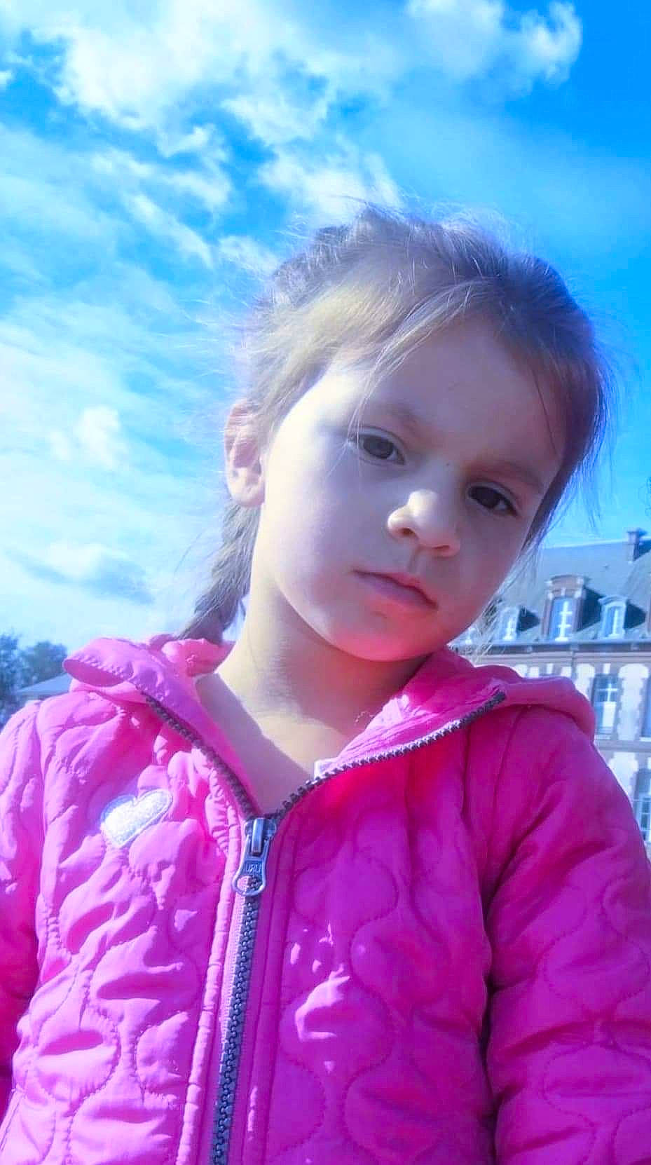 Léana participe au concours pour gagner de l'argent avec cette photo : baby_toddler_clothing, blue, child, cloud, cool, electric_blue, fashion_accessory, fun, grass, hair, happy, jacket, magenta, people_in_nature, person, pink, shelf, sky, sleeve, toddler