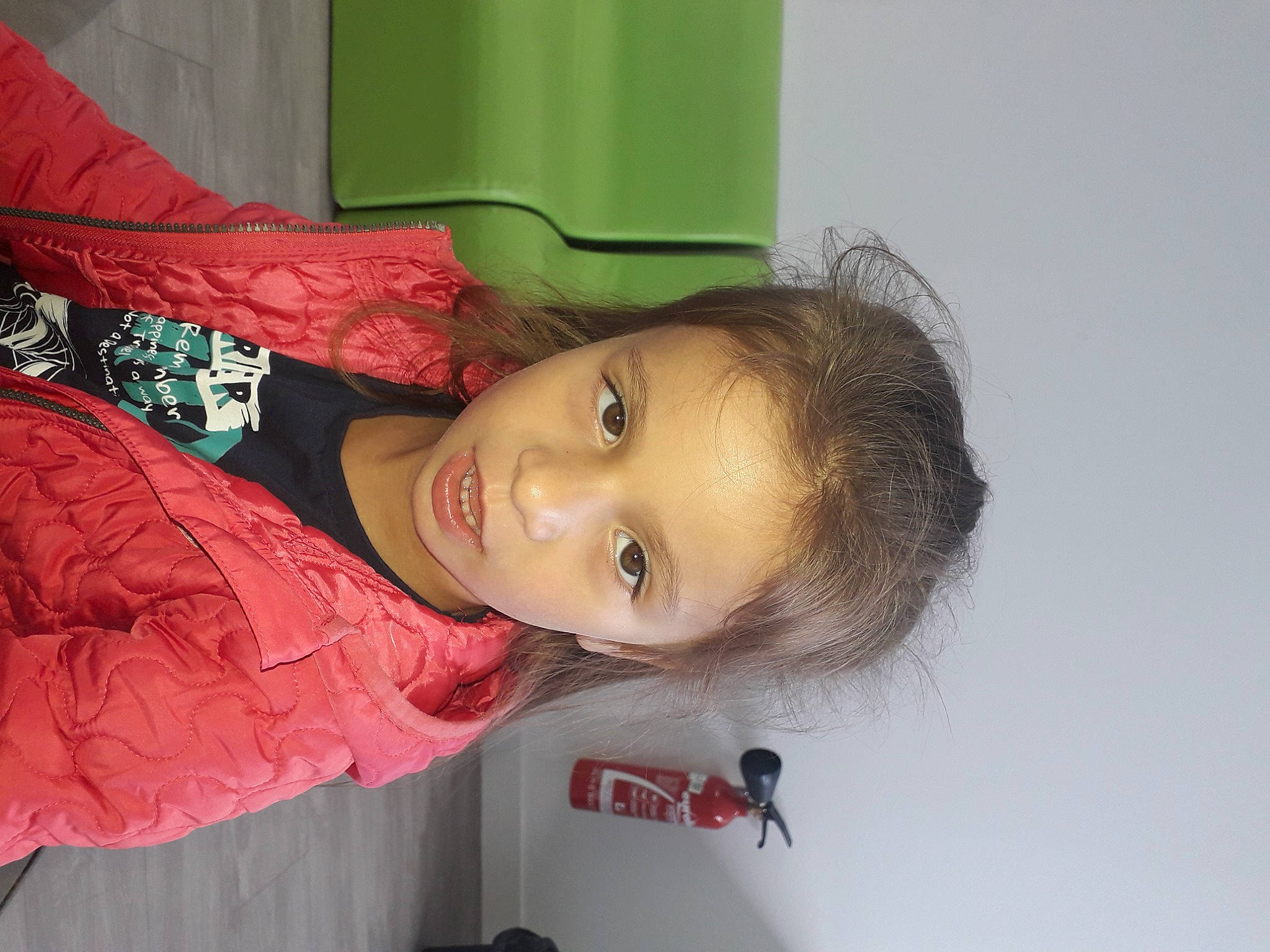 Léana participe au concours pour gagner de l'argent avec cette photo : child, eyelash, fashion_design, fun, happy, lipstick, magenta, makeover, person, room, toddler