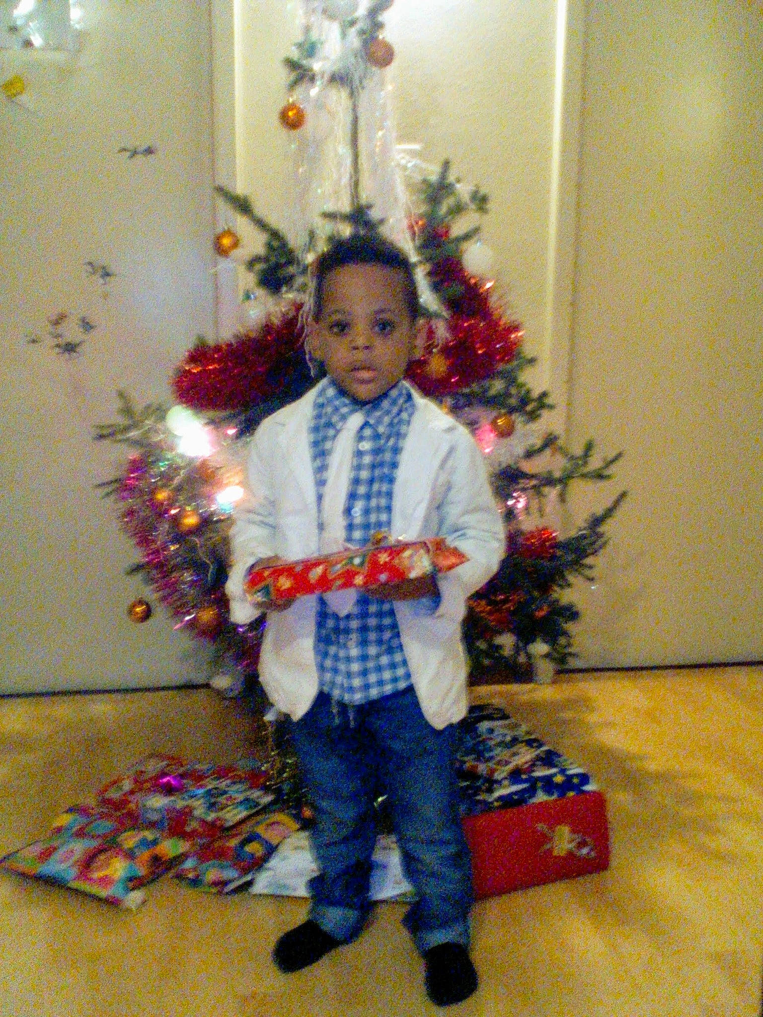 Emmanuel a rejoint le concours — aidez-le/la à gagner de superbes lots ! child, christmas, christmas_decoration, christmas_eve, christmas_ornament, christmas_tree, conifer, electric_blue, event, evergreen, flower_arranging, fun, holiday, holiday_ornament, interior_design, ornament, person, plant, toddler, tradition