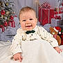 émile a rejoint le concours — aidez-le/la à gagner de superbes lots ! baby, blanket, bow_tie, celebration, child, christmas_tree, cozy, cute, decorations, festive, gifts, happy, holiday, indoors, ornaments, portrait, shirt, smiling, teddy_bear, winter