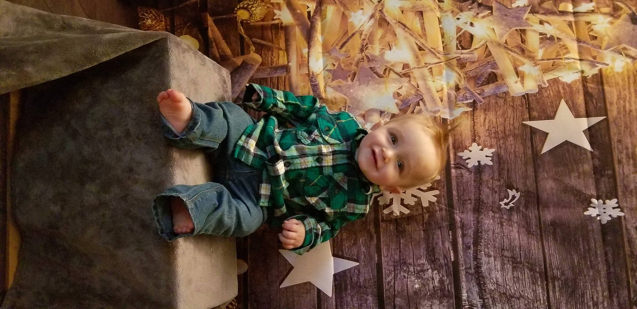 Clyde participe au concours pour gagner de l'argent avec cette photo : adaptation, baby, baby_toddler_clothing, brown, cheek, child, comfort, fun, grass, happy, joy, pattern, people_in_nature, person, portrait_photography, sitting, toddler, tree, twig, wood