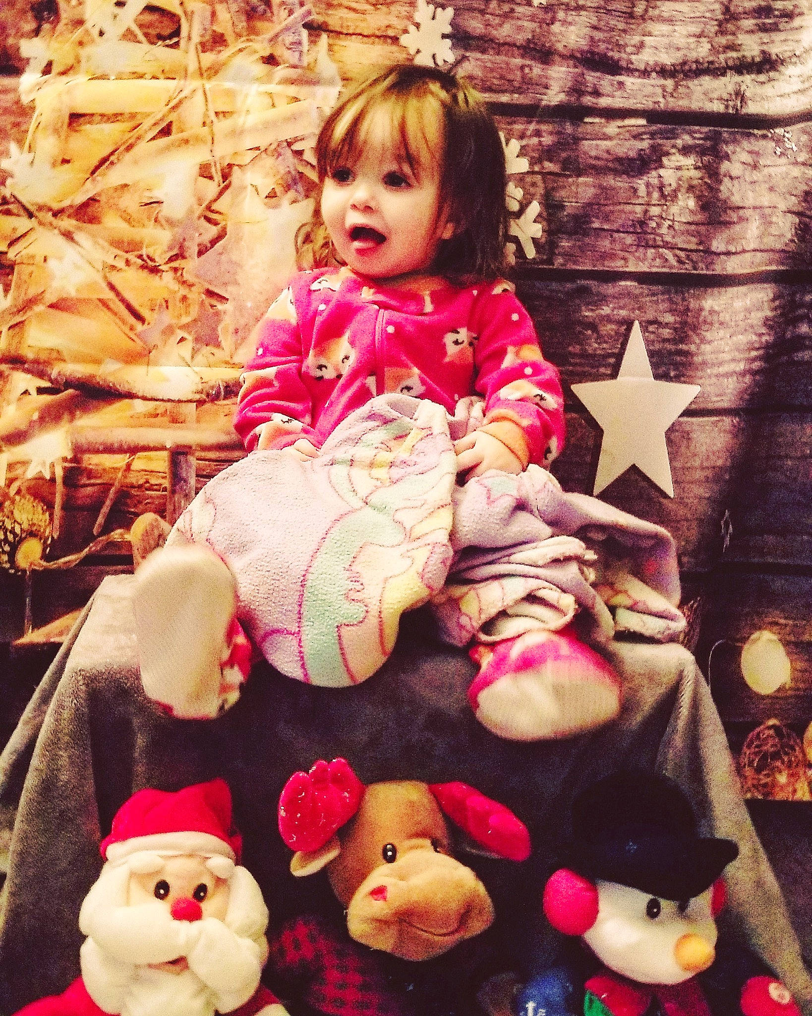 Léonie a rejoint le concours — aidez-le/la à gagner de superbes lots ! baby_toddler_clothing, blond, cheek, child, doll, event, fun, happy, holiday, lap, magenta, person, pink, red, sitting, smile, snapshot, surprise, thigh, toddler