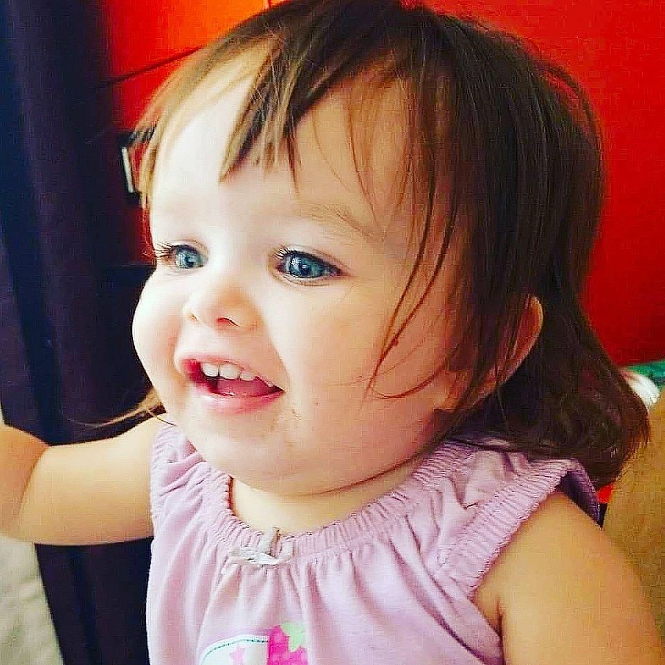 Léonie participe au concours pour gagner de l'argent avec cette photo : baby, baby_toddler_clothing, bangs, brown_hair, cheek, child, chin, eye, eyebrow, eyelash, forehead, hairstyle, iris, lip, mouth, organ, person, pink, portrait_photography, skin