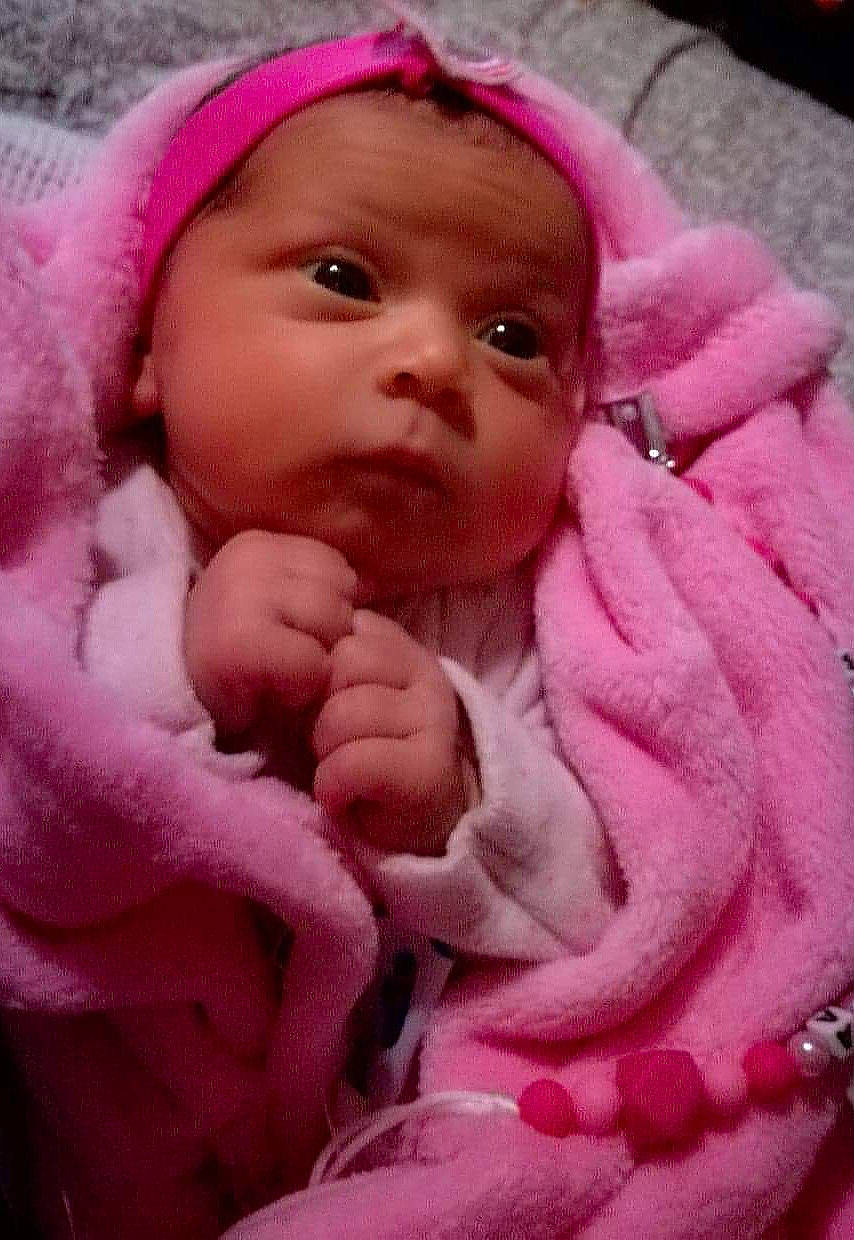 Waynena participe au concours pour gagner de l'argent avec cette photo : baby, cheek, child, close_up, eye, eyebrow, face, facial_expression, finger, forehead, hand, head, lip, mouth, nose, person, pink, product, skin, textile