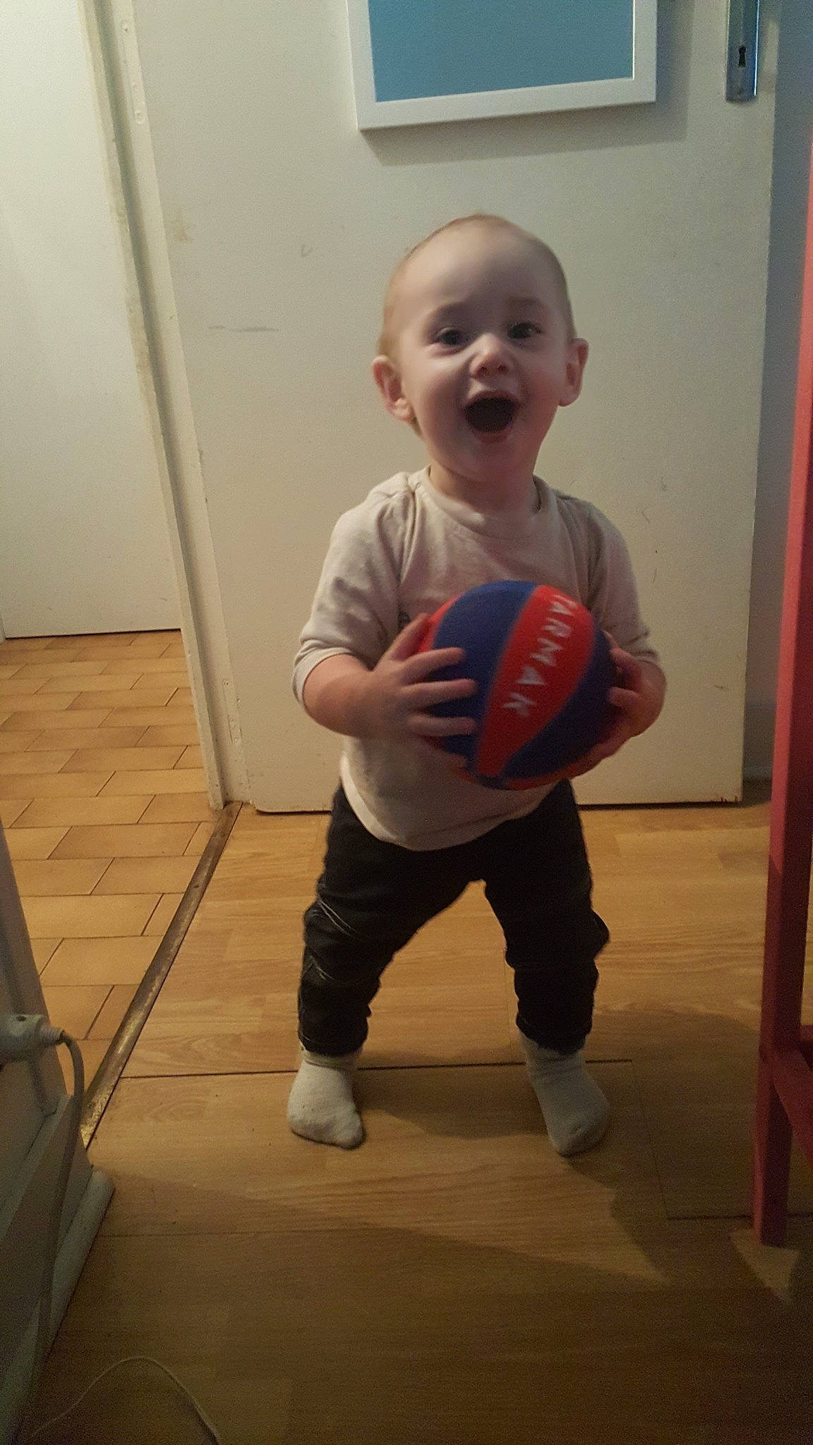 Arron participe au concours pour gagner de l'argent avec cette photo : arm, ball, child, joint, person, shoulder, soccer_ball, sports_equipment, standing, thumb, toddler