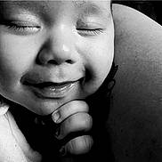 Kayden a rejoint le concours — aidez-le/la à gagner de superbes lots ! baby, close_up, face, smile, child, black_and_white, portrait, hand, sleeping, cute, skin, expression, peaceful, infant, young, childhood, adorable, soft_light, gentle, resting