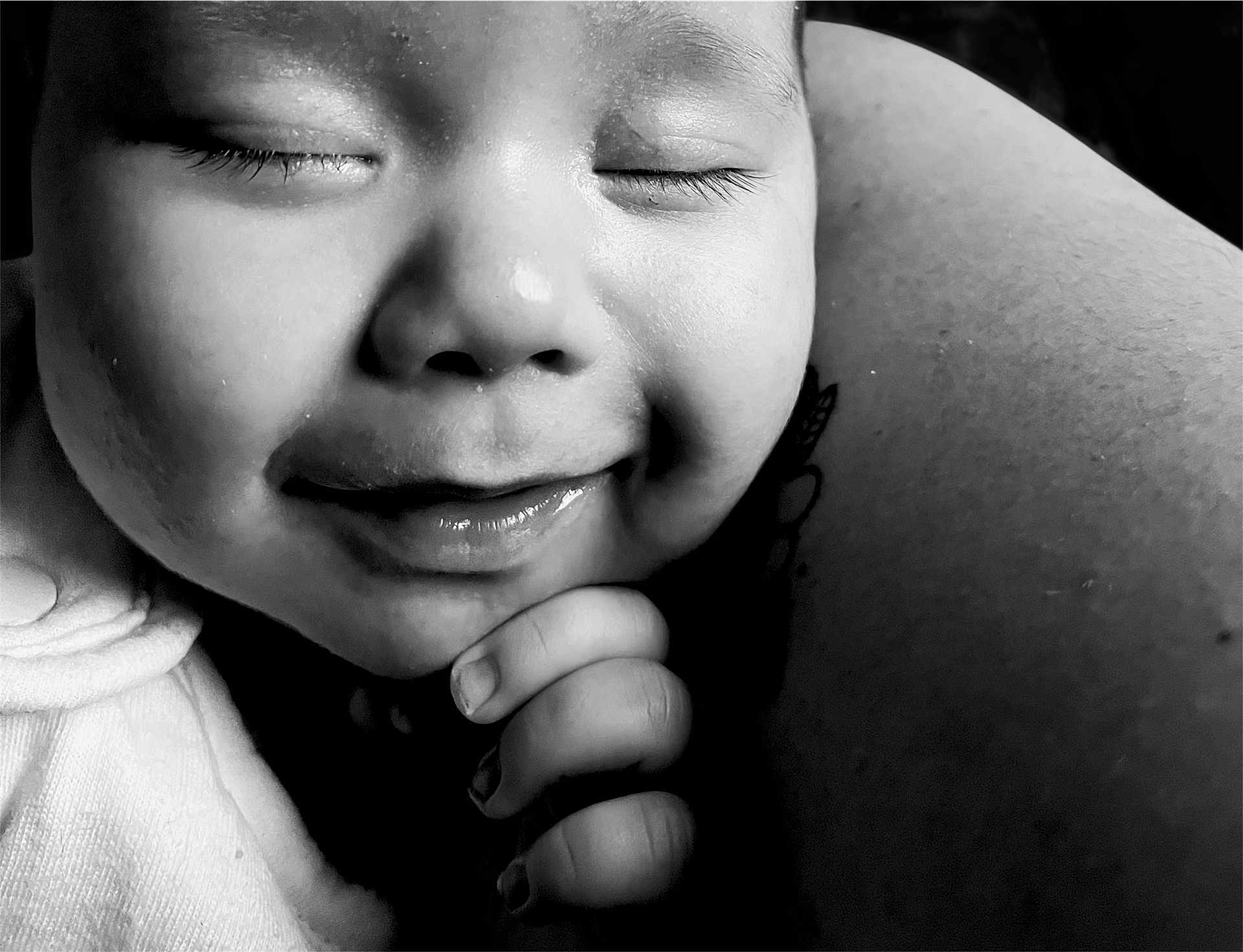 Kayden a rejoint le concours — aidez-le/la à gagner de superbes lots ! baby, close_up, face, smile, child, black_and_white, portrait, hand, sleeping, cute, skin, expression, peaceful, infant, young, childhood, adorable, soft_light, gentle, resting