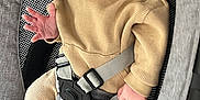 Kayden participe au concours pour gagner de l'argent avec cette photo : baby, infant, child, seat, car_seat, straps, clothing, beige_outfit, footwear, soft_toys, face, hand, curious_expression, indoor, fabric, safety_harness, head, person, cute, comfort