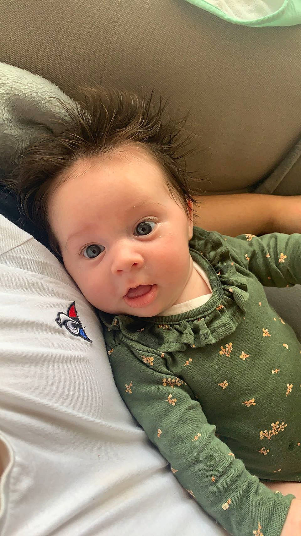 Lana participe au concours pour gagner de l'argent avec cette photo : arm, cheek, chin, comfort, eyebrow, facial_expression, forehead, gesture, hair, hairstyle, head, human_body, iris, joint, lip, mouth, nose, outerwear, person, skin