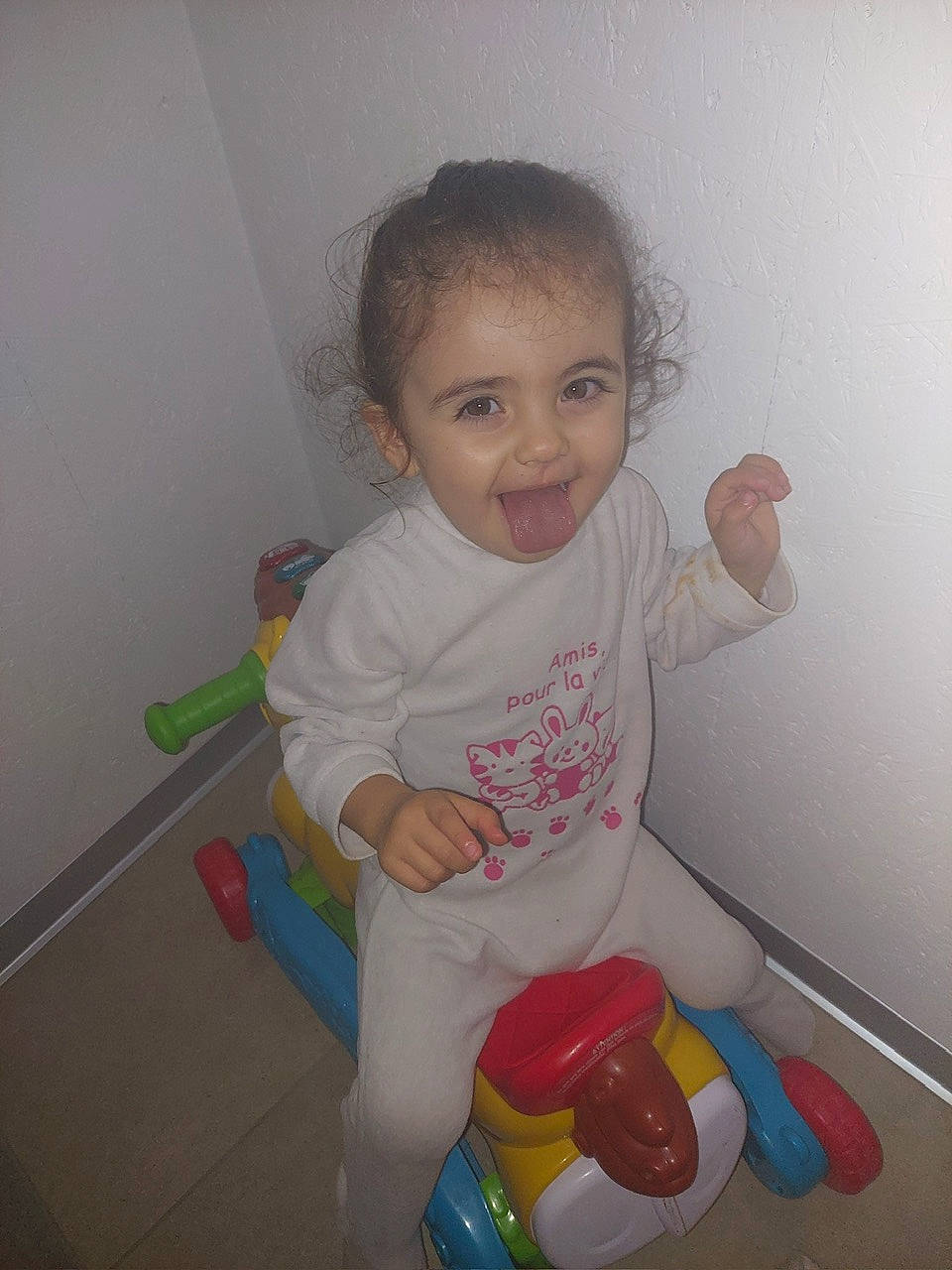 Chloé a rejoint le concours — aidez-le/la à gagner de superbes lots ! arm, baby, baby_playing_with_toys, baby_products, baby_toddler_clothing, baby_toys, cheek, child, fun, happy, household_supply, joy, person, plastic, play, riding_toy, room, sitting, skin, toddler