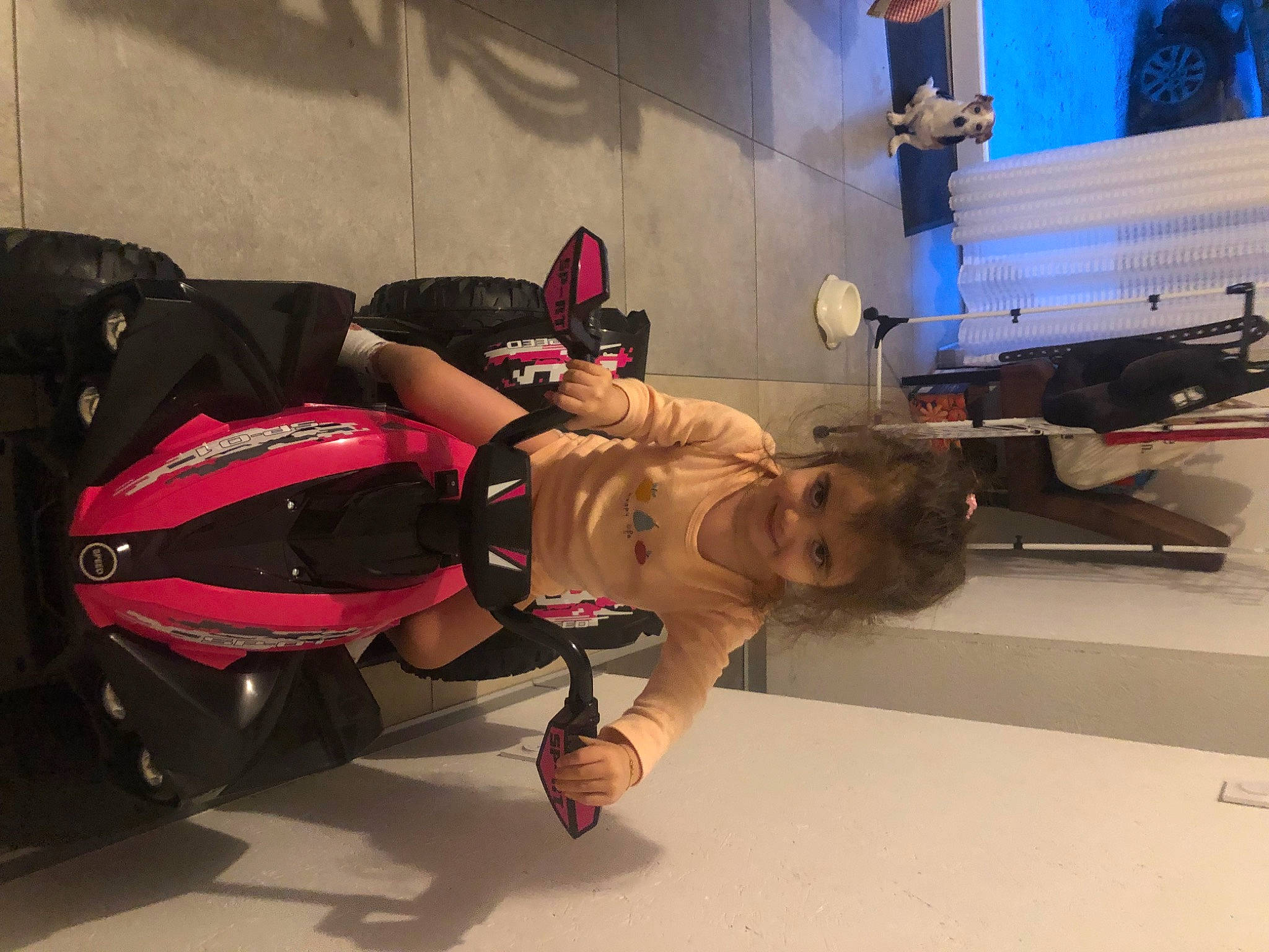 Chloé participe au concours pour gagner de l'argent avec cette photo : auto_part, automotive_design, automotive_exterior, automotive_tire, automotive_wheel_system, backpack, bag, bumper, carmine, fictional_character, flooring, fun, human_leg, joy, knee, luggage_and_bags, machine, person, room, sportswear