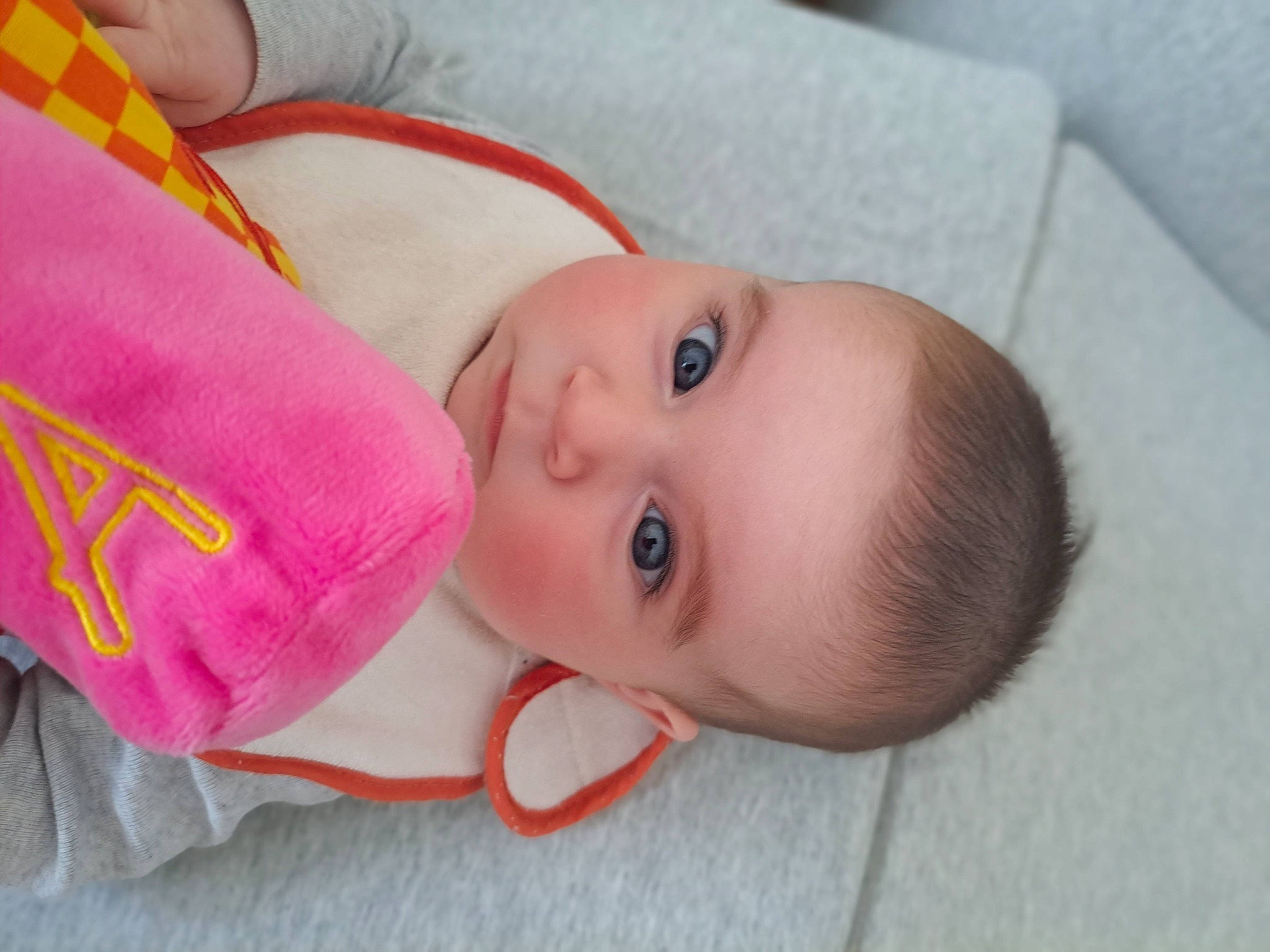 Alix participe au concours pour gagner de l'argent avec cette photo : baby, baby_products, baby_toddler_clothing, cheek, child, comfort, eye, eyebrow, eyelash, flooring, iris, linens, lip, nose, pattern, person, portrait_photography, skin, toddler, wood