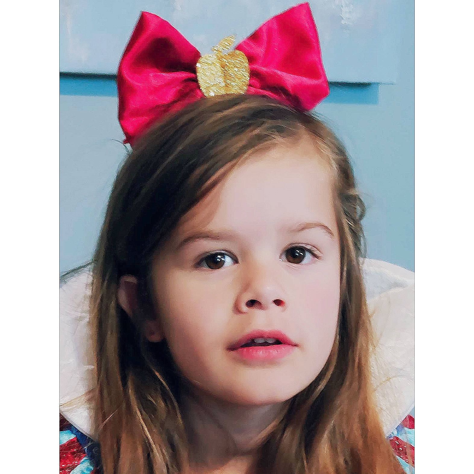 Aelys a rejoint le concours — aidez-le/la à gagner de superbes lots ! cheek, child, child_model, clothing, costume_accessory, crown, ear, fashion_accessory, hair, hair_accessory, hair_tie, hairstyle, head, headband, headgear, headpiece, lip, organ, person, pink