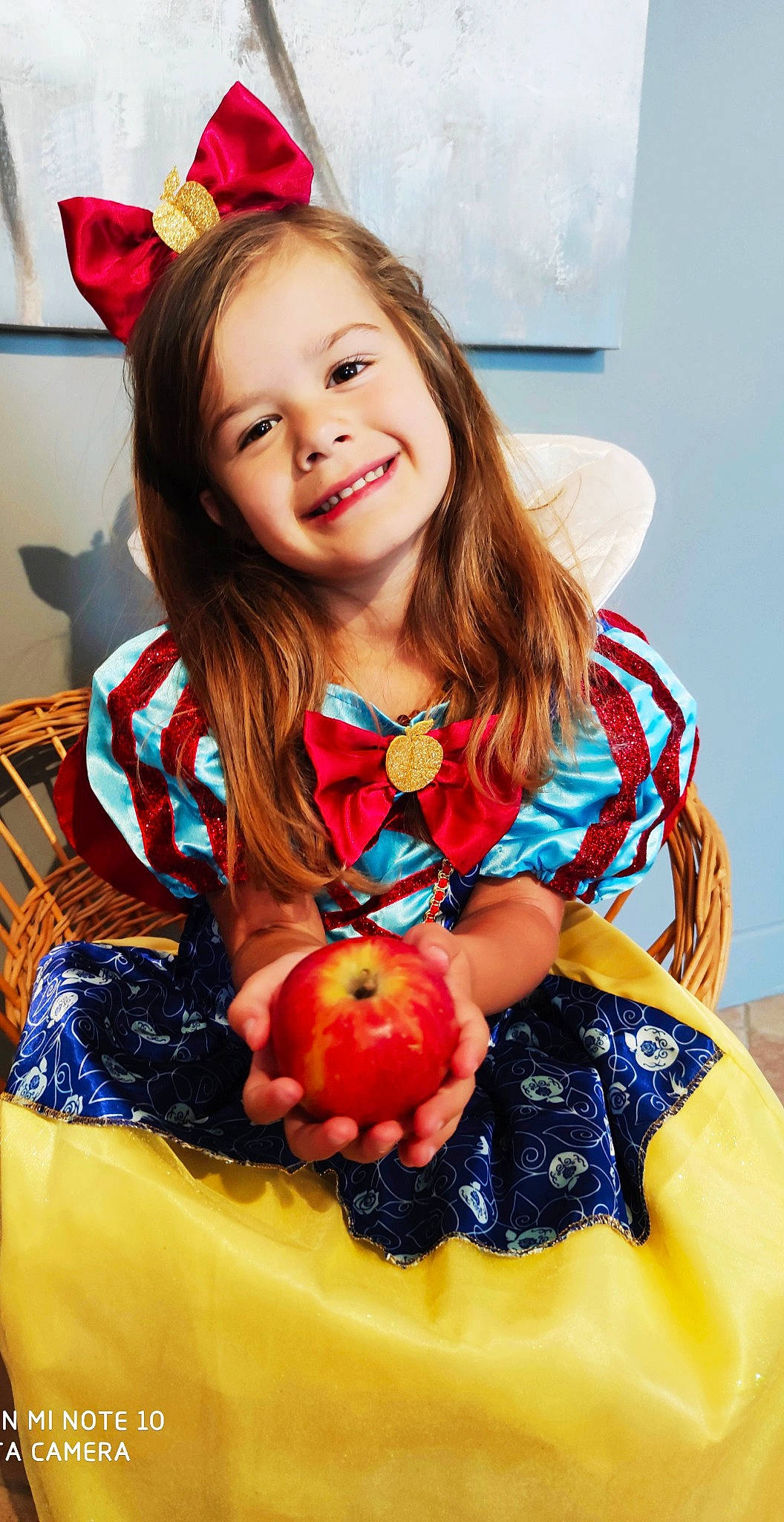 Aelys a rejoint le concours — aidez-le/la à gagner de superbes lots ! apple, child, food, fruit, joy, person, plant, smile, toddler