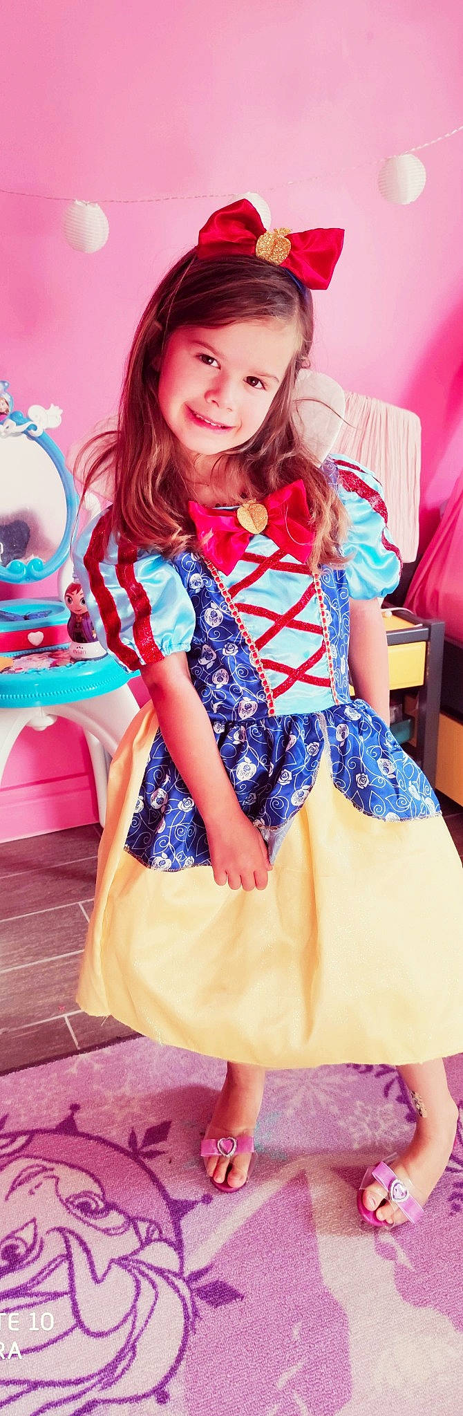 Aelys a rejoint le concours — aidez-le/la à gagner de superbes lots ! brown_hair, child, child_model, clothing, costume, dress, fashion, fashion_accessory, fashion_design, hair_coloring, joy, long_hair, neck, outerwear, pattern, person, pink, sleeve, style, textile