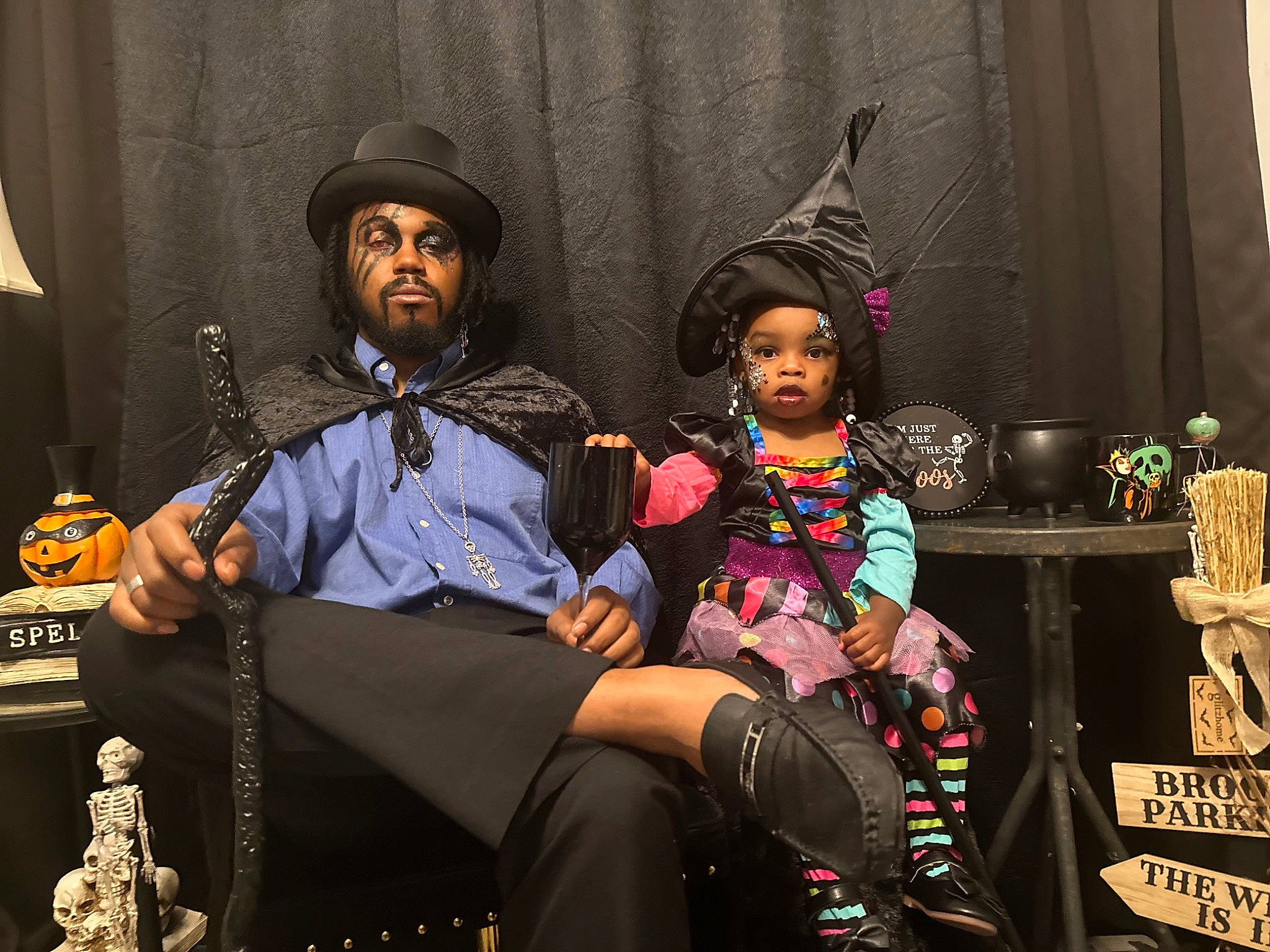 Kayoni is registered to the contest to win money with this photo: boot, cap, curtain, entertainment, event, fashion_design, fedora, hat, headwear, leisure, microphone, music, music_artist, performance, performance_art, performing_arts, person, public_event, purple, stage