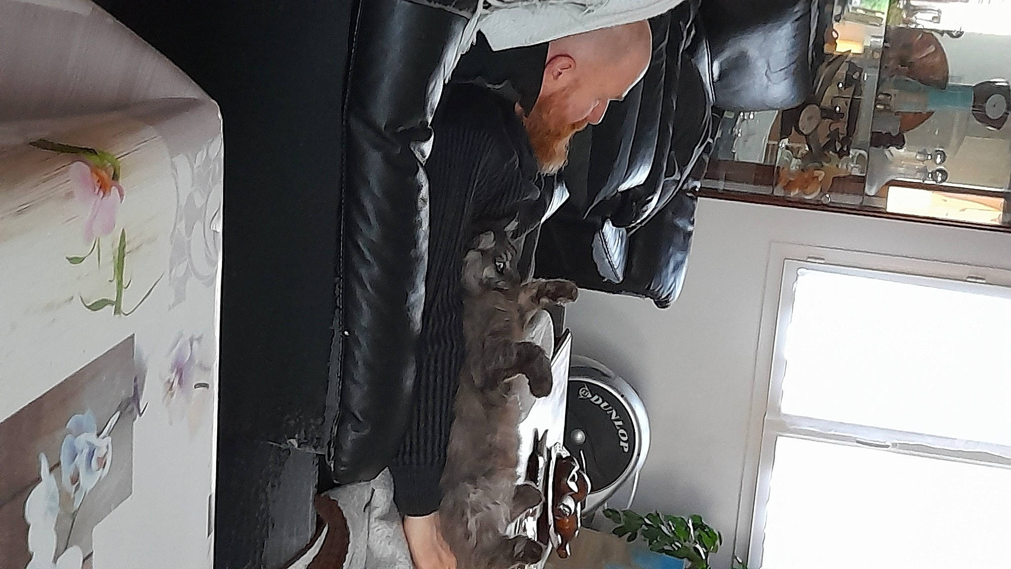 Rocket a rejoint le concours — aidez-le/la à gagner de superbes lots ! auto_part, automotive_design, automotive_tire, automotive_wheel_system, eyewear, fashion_accessory, font, hat, headgear, helmet, machine, musical_instrument, personal_protective_equipment, room, sleeve, window