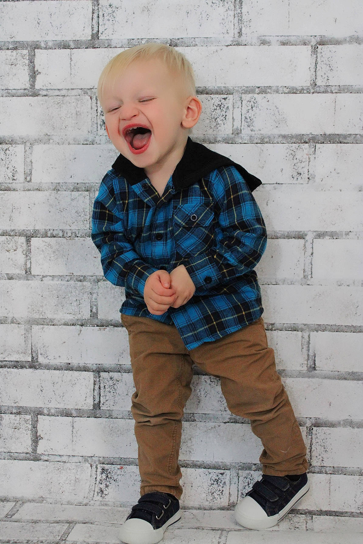 Zolan participe au concours pour gagner de l'argent avec cette photo : baby_toddler_clothing, brick, cool, denim, flash_photography, grey, happy, head, orange, outerwear, person, plaid, sleeve, smile, standing, street_fashion, style, t_shirt, tartan, textile