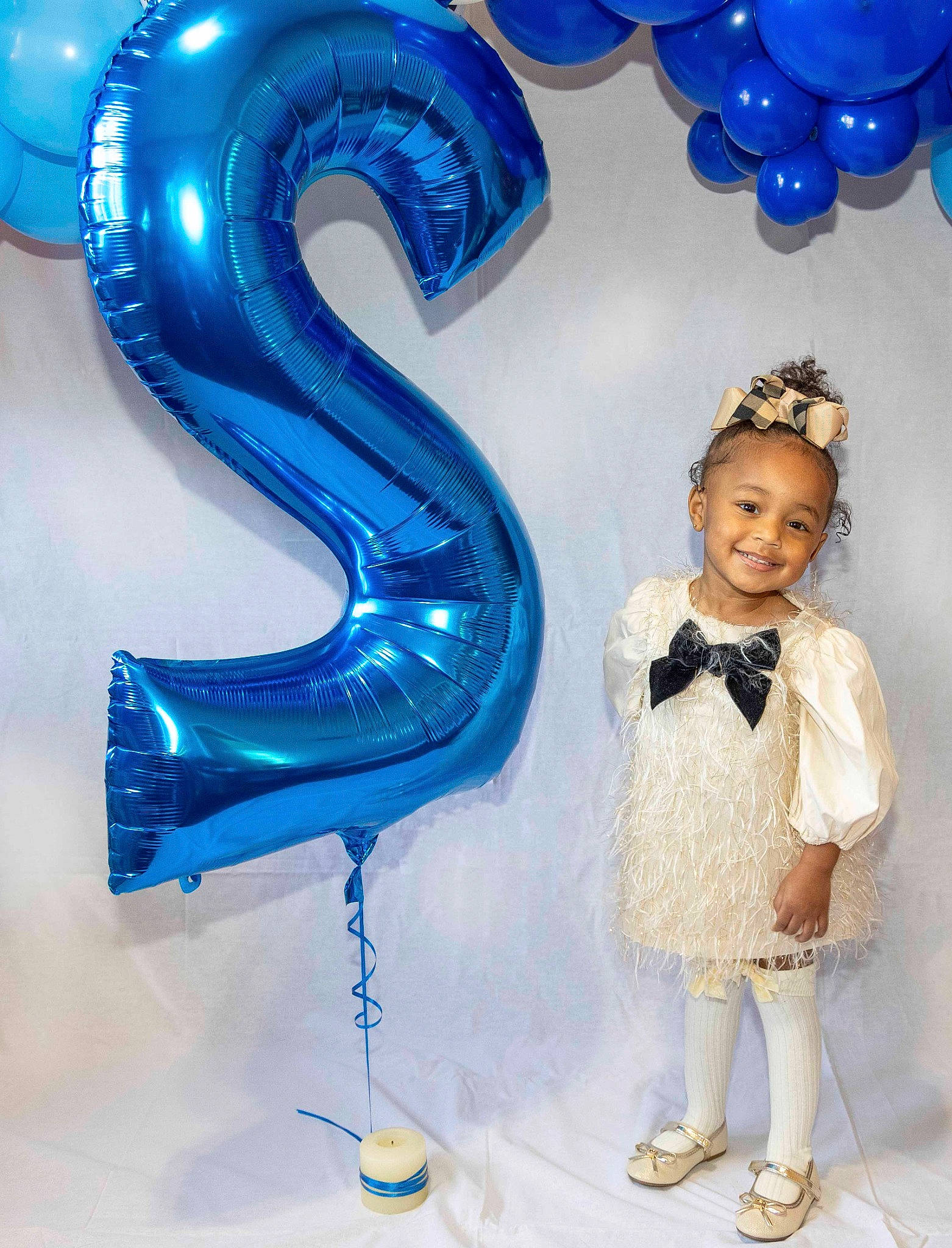 Halo is registered to the contest to win money with this photo: aqua, art, azure, balloon, blue, costume, dress, electric_blue, event, fashion_accessory, fashion_design, fictional_character, formal_wear, fun, happy, headpiece, joy, party_supply, person, toddler