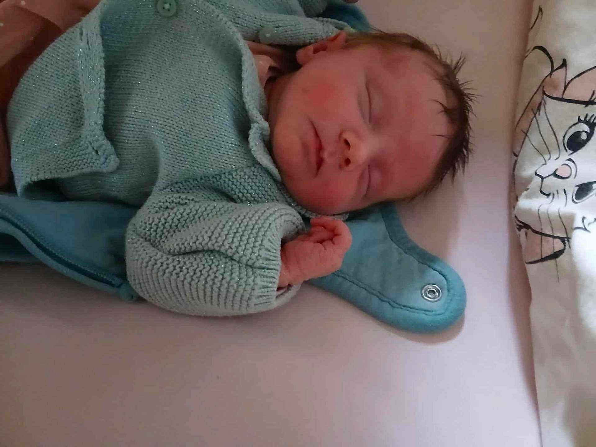 éva a rejoint le concours — aidez-le/la à gagner de superbes lots ! baby, sleeping, newborn, knitted_sweater, cozy, infant, child, soft, bed, pillow, illustration, cat, resting, peaceful, cute, young, person, indoor, portrait, hand