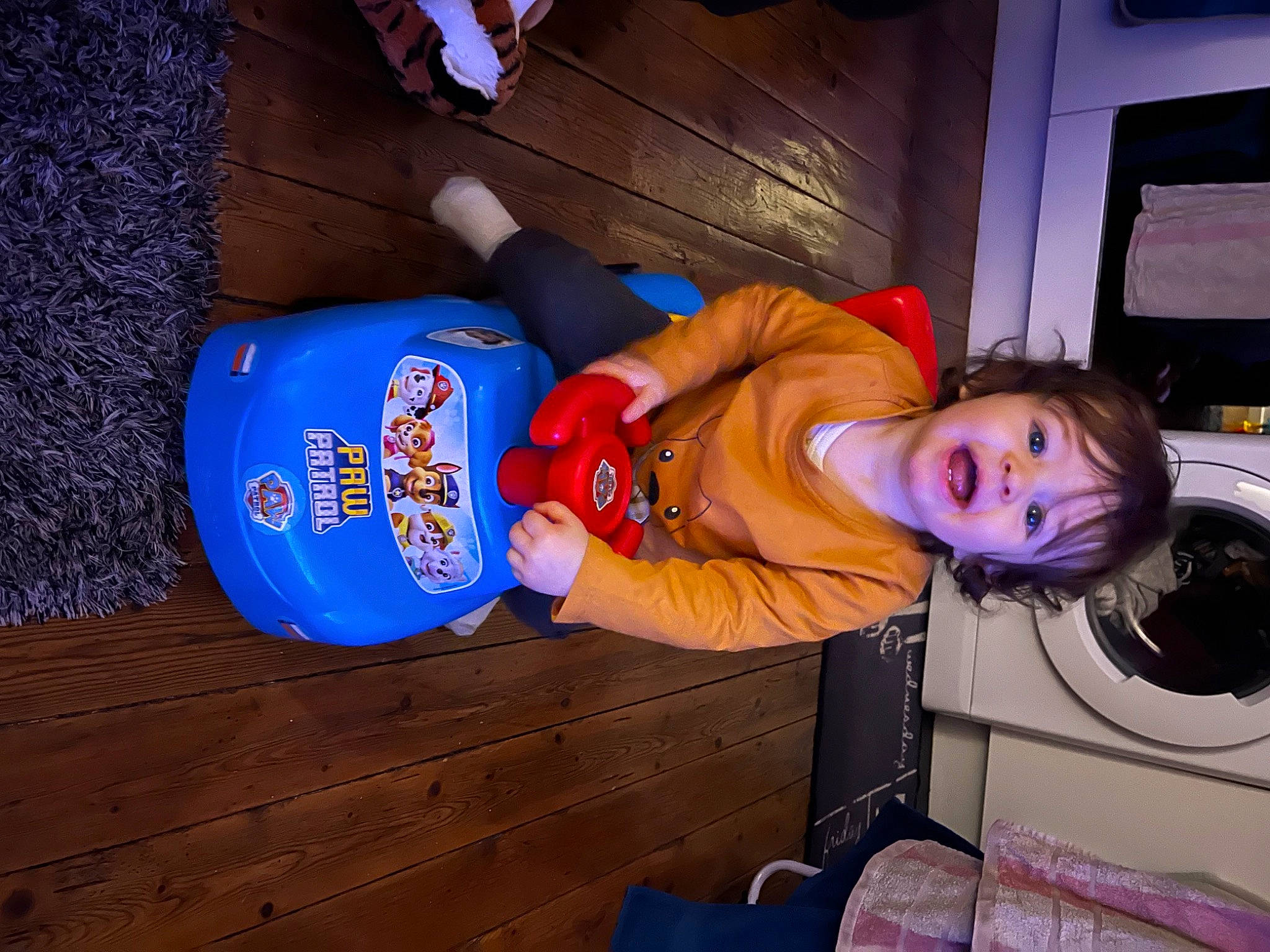 Nathan participe au concours pour gagner de l'argent avec cette photo : aluminum_can, blue, carbonated_soft_drinks, drink, elbow, electric_blue, fun, hat, machine, person, room, tire, toddler, vehicle_door