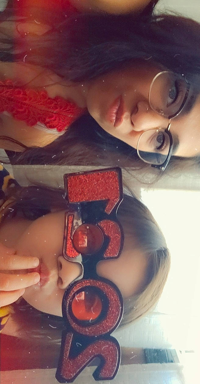 Katalina is registered to the contest to win money with this photo: beard, chin, eyebrow, eyelash, eyewear, face, glasses, goggles, hand, head, human_body, jaw, lip, mouth, neck, nose, person, shoulder, skin, sunglasses