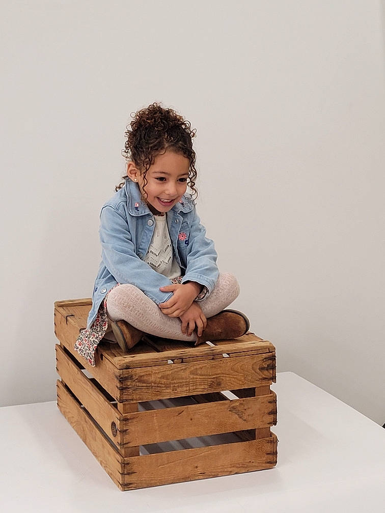 Hana a rejoint le concours — aidez-le/la à gagner de superbes lots ! arm, baby, baby_toddler_clothing, chair, comfort, flooring, hair, happy, hardwood, human_body, joy, leg, person, rectangle, shoe, sitting, sleeve, smile, table, toddler